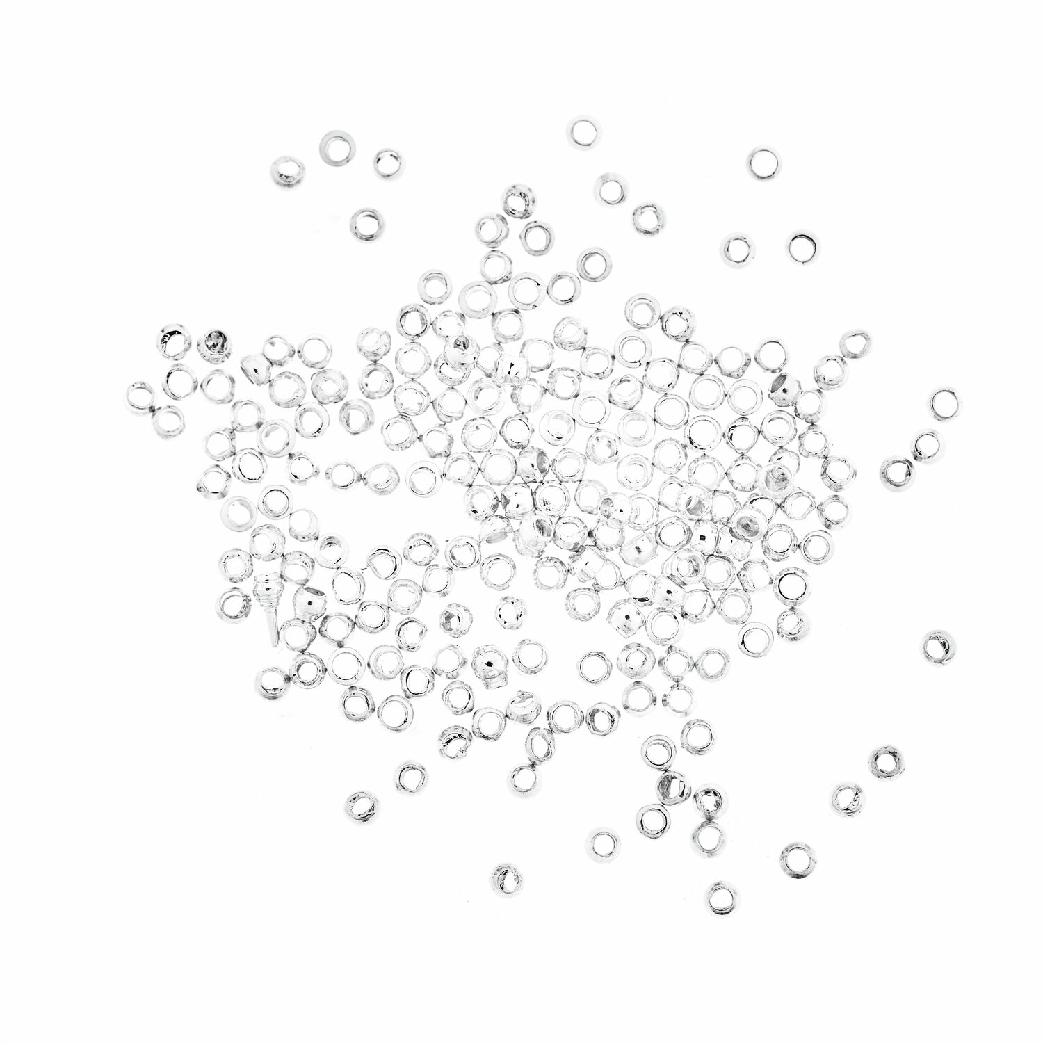 QuetschPerle silber 1,5mm 200 Stück von Rico Design. Silberne Perlen auf weißem Hintergrund verstreut. Ideal für Schmuckherstellung.