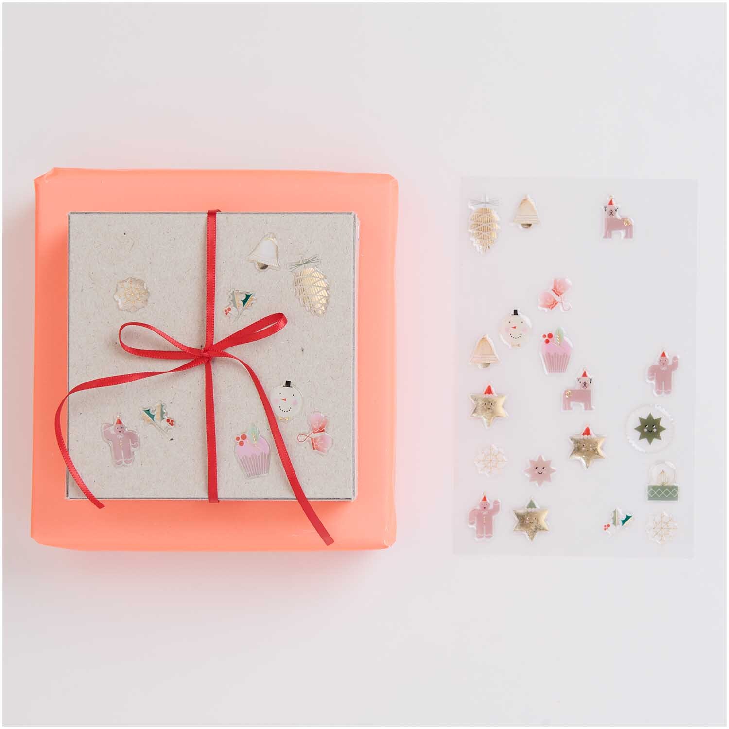 Paper Poetry Gelsticker I love Christmas 1 Blatt mit weihnachtlichen Motiven neben Geschenk.