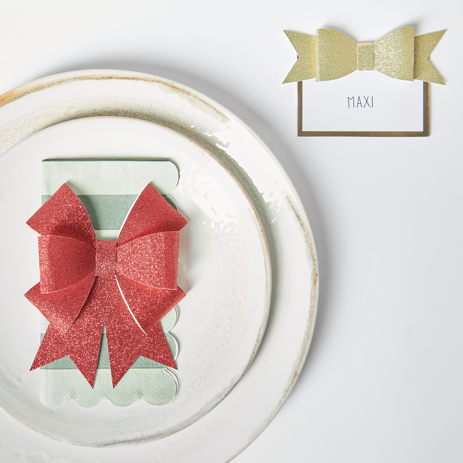 Paper Poetry Bastelpapierblock Put a Bow on It: Rote Schleife auf Teller, goldene Schleife auf Namenskarte, 12 Blatt.