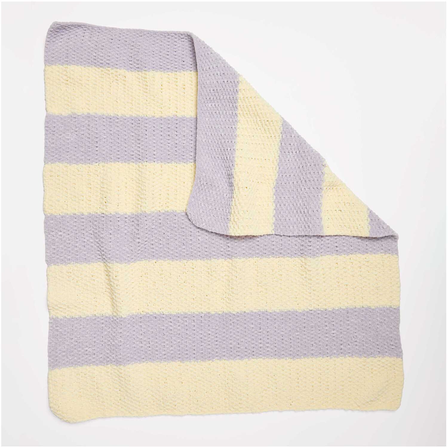 Strickset Decke Modell 01 aus Baby Chenillove in Streifenmuster mit lila und cremefarbenen Tönen.