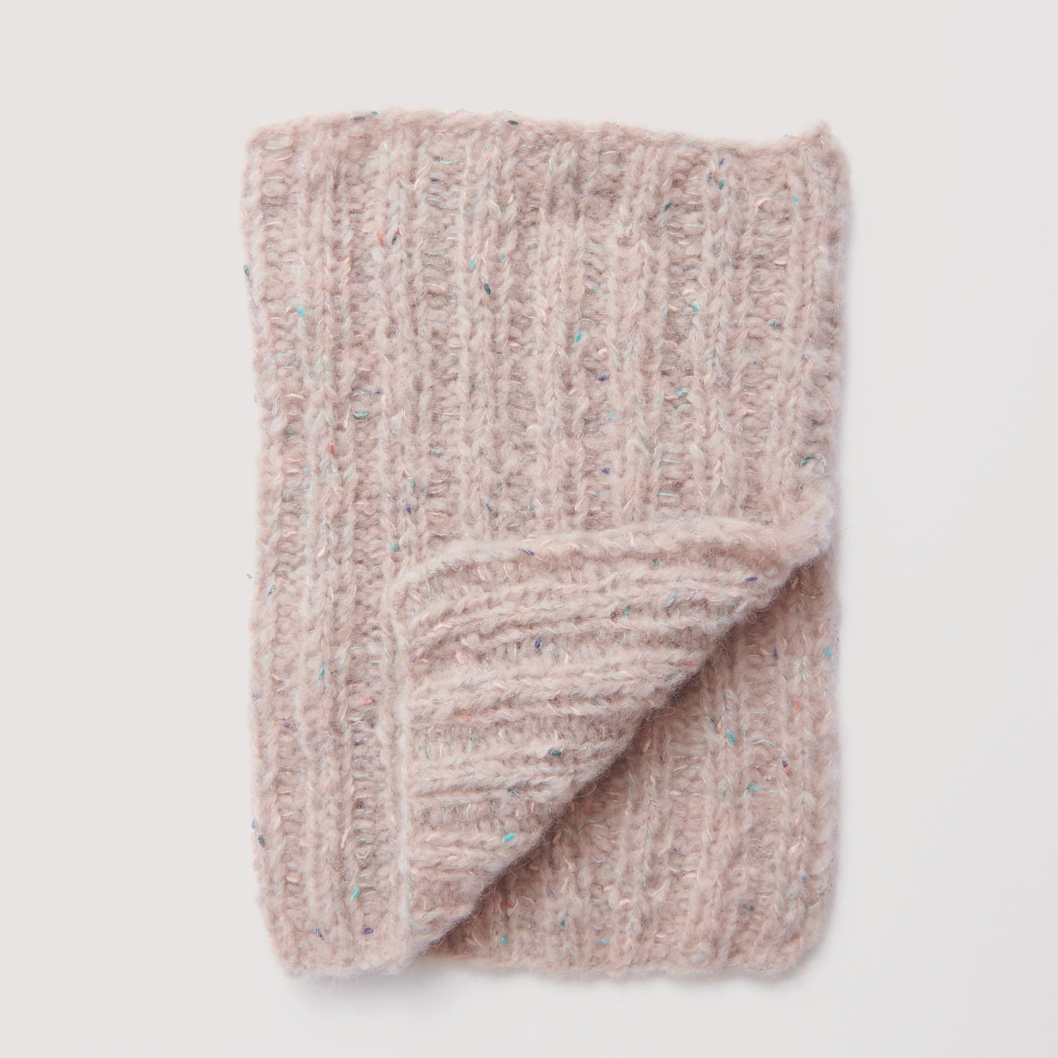 Kragen auf grauem Hintergrund – zum Strickset