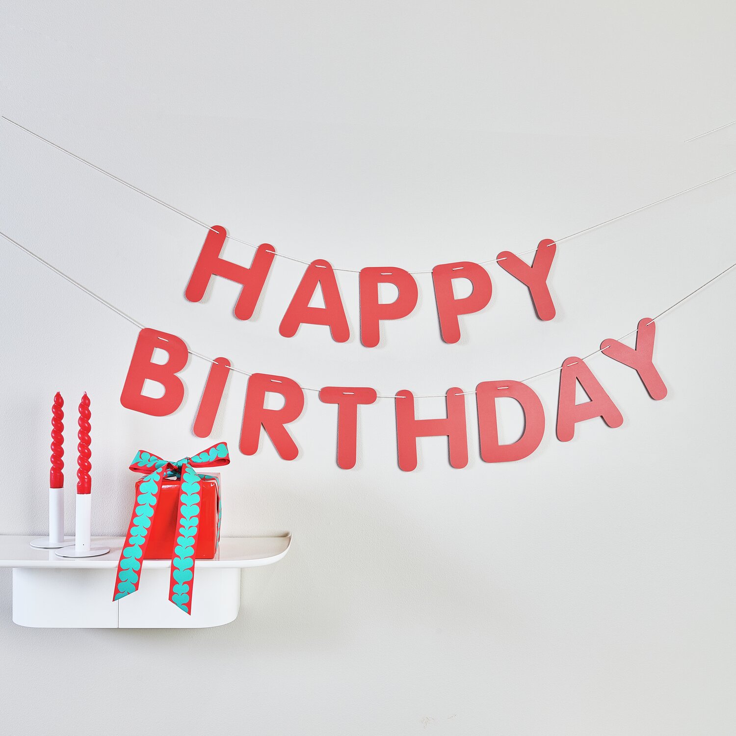 Paper Poetry Girlande zeigt roten "Happy Birthday"-Schriftzug von Rico Design, 5m lang, an weißer Wand.