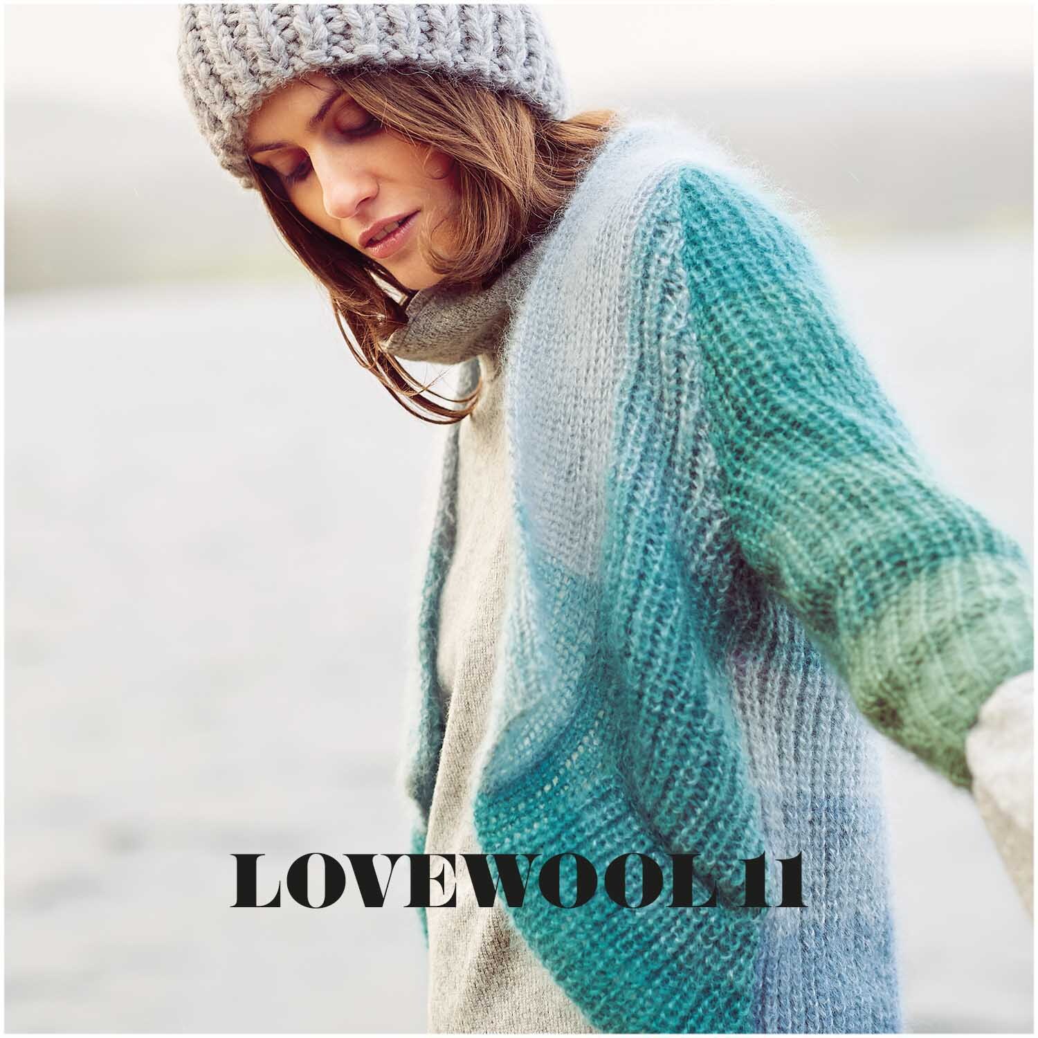 Essentials Super Kid Mohair Loves Silk Colourlove: Frau in gestricktem Pullover in Petrol von Rico Design am Strand.