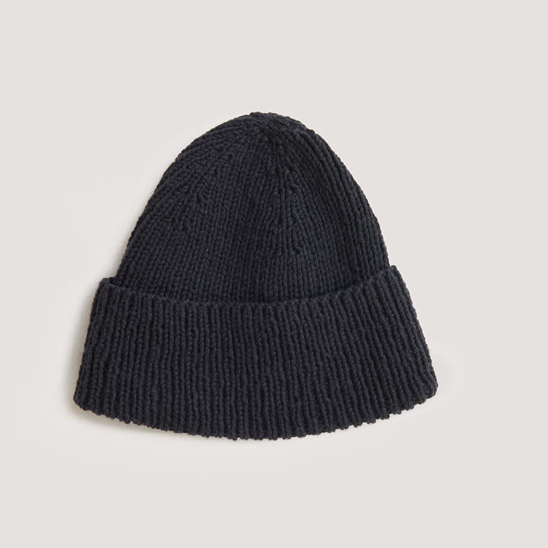 Gestrickte Mütze in Schwarz: Modell 01a aus dem Heft Vegan Cashmere