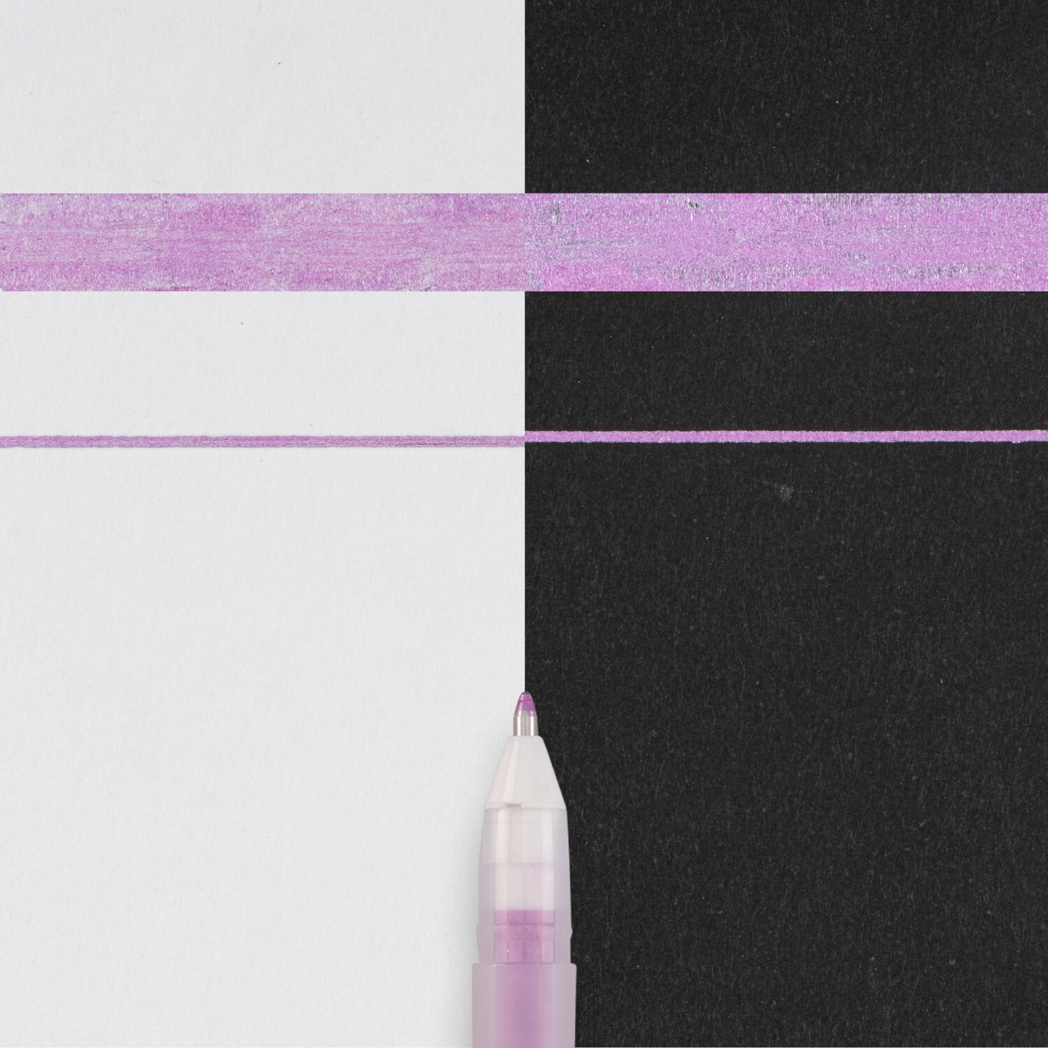 Gelly Roll Metallic Gelstift von SAKURA in Rosa auf schwarz-weißem Hintergrund, zeigt schimmernde Linien.