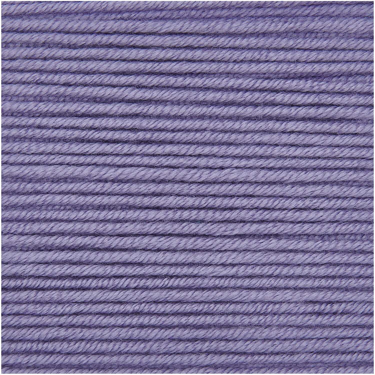 Creative Silky Touch dk: Lila Wolle von Rico Design, 100g, 220m. Nahaufnahme der weichen, gleichmäßigen Textur.