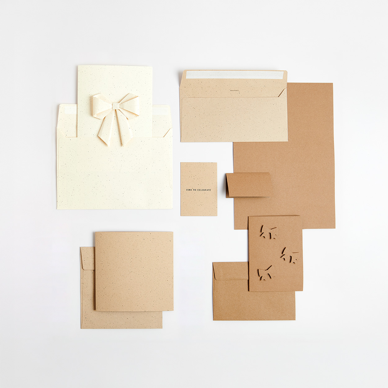 Verschieden Große Karten mit passenden Umschlägen und Tischkarten aus der Serie Paper Poetry Renew.