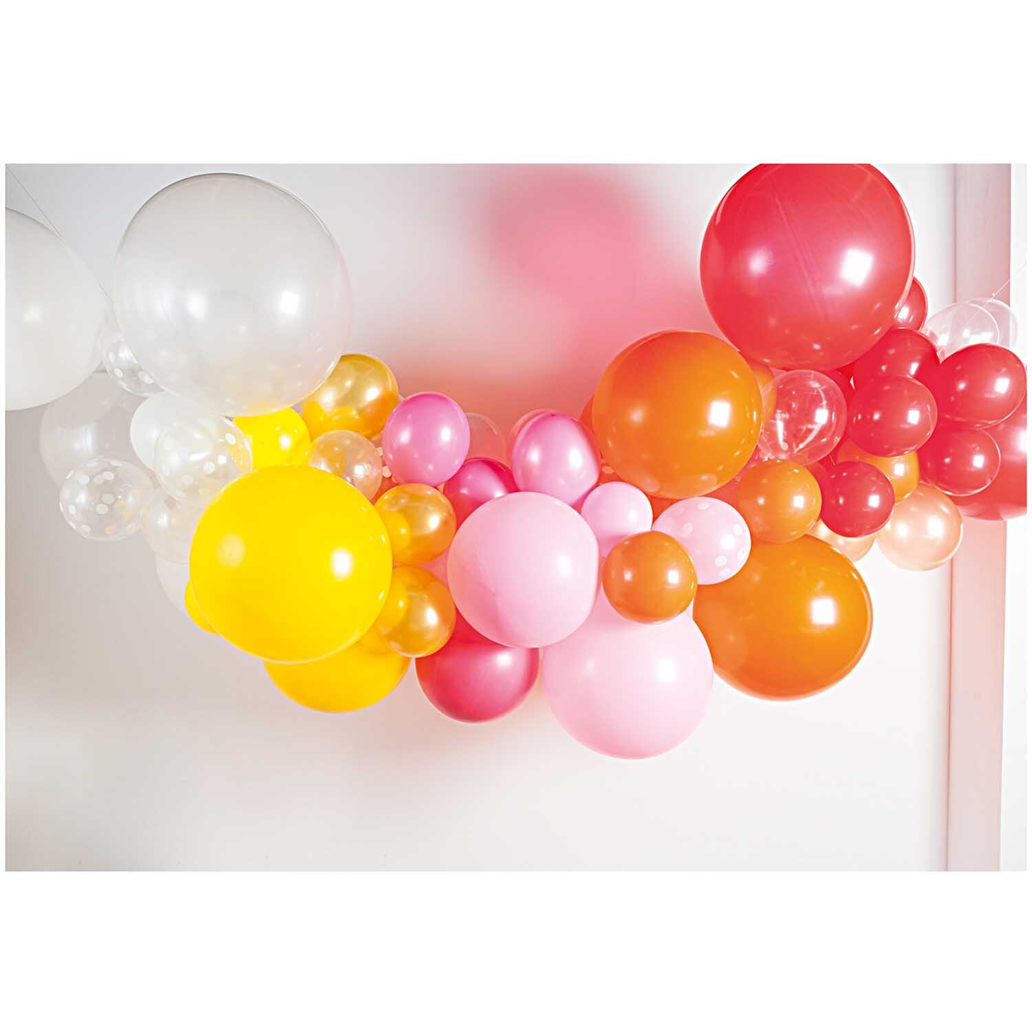 Luftballon Punkte: Bunte Ballongirlande mit transparenten und weißen Ballons von Rico Design.