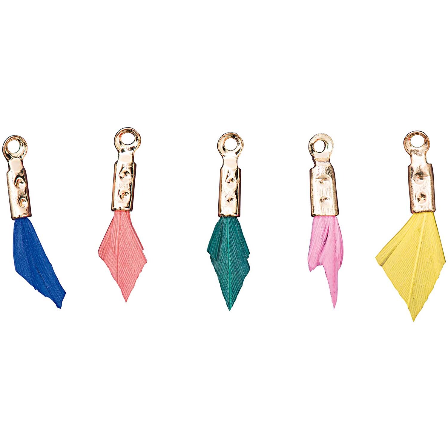 Anhänger Feder Mix basic 5 Stück von Rico Design: Fünf bunte Federanhänger in Blau, Rosa, Grün, Pink und Gelb, ideal für kreative Projekte.