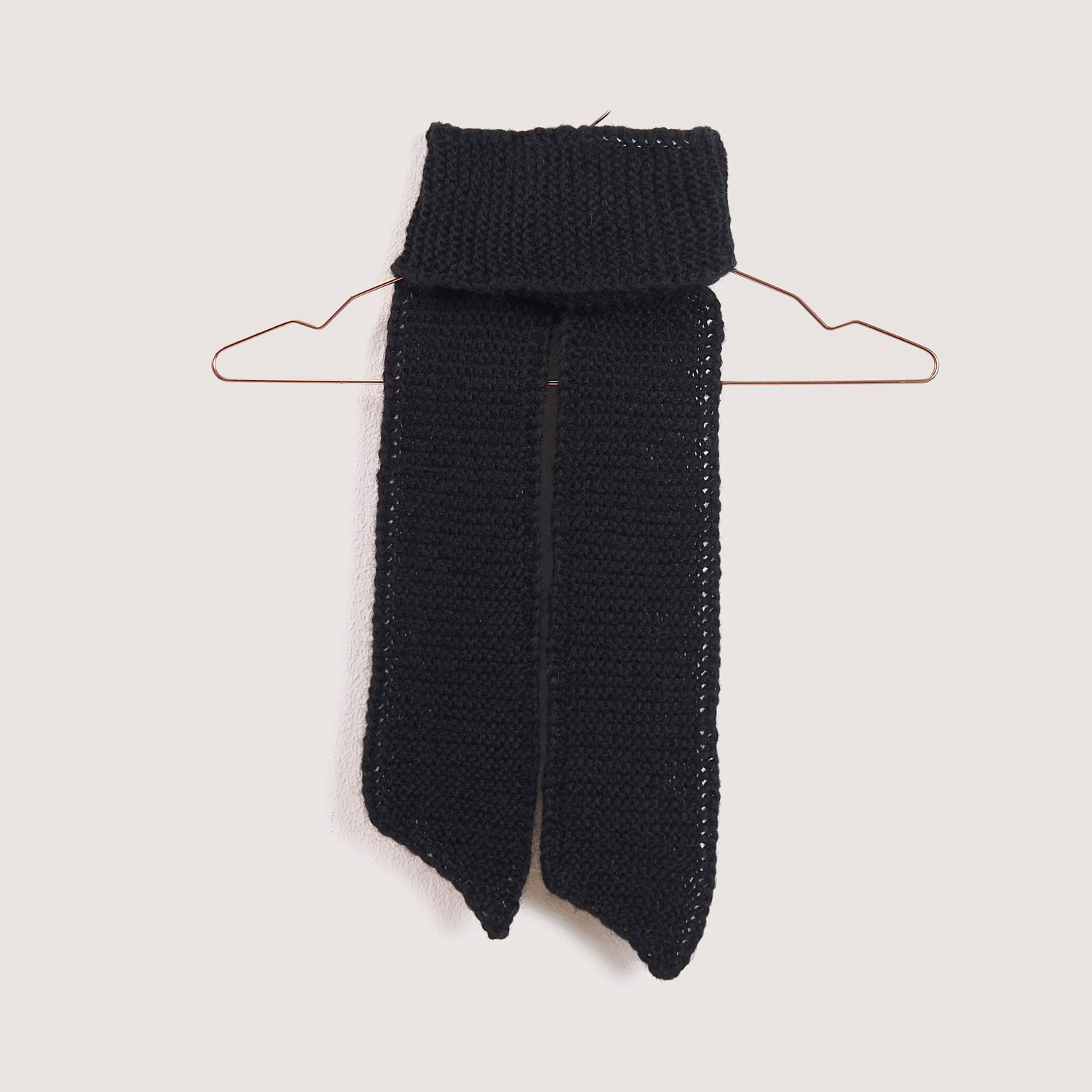 Strickset Mini Schal Modell 03a zeigt einen handgefertigten Schal von Rico Design in einem eleganten Design. Ideal für stilvolle Akzente.
