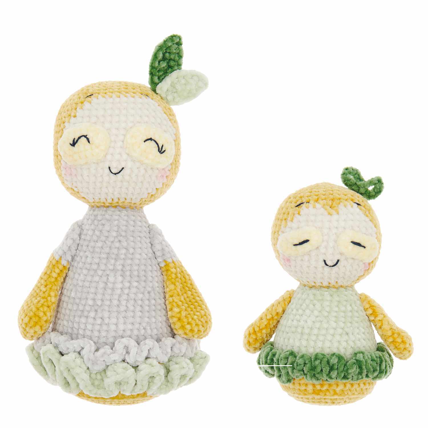 Häkelset Faultiermama und Samy aus Ricorumi Mini Me: Zwei gehäkelte Faultiere in Pastellfarben mit grünen Blättern als Dekoration.
