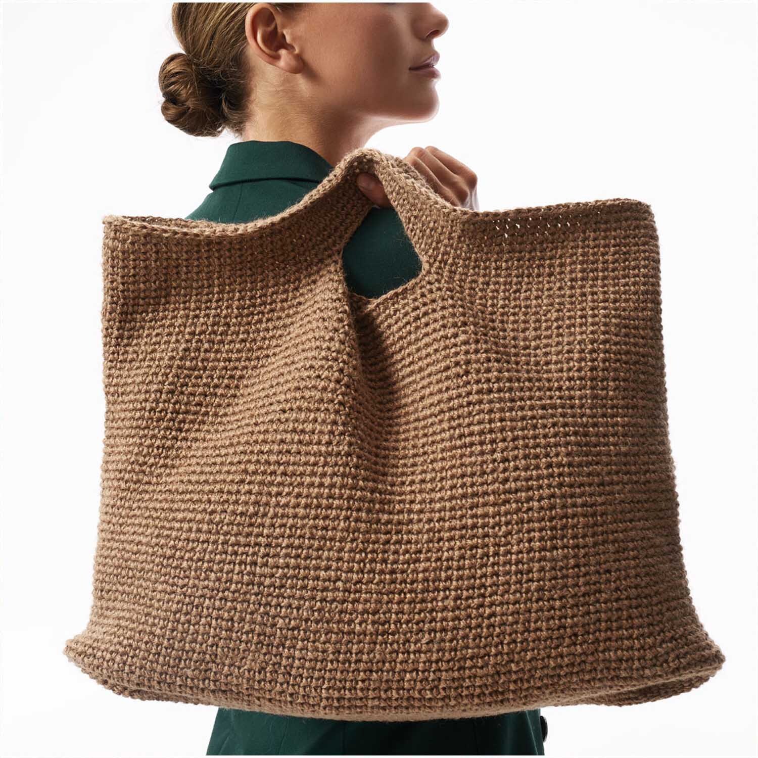 Creative Natur: Große, beige gestrickte Tasche von Rico Design, getragen von einer Frau in grüner Kleidung.