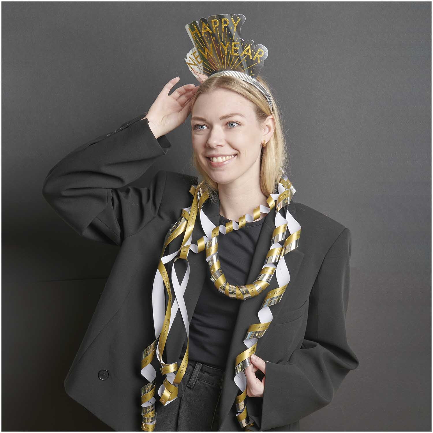 Luftschlangen Happy New Year 3,8m: Frau mit goldenen und weißen Luftschlangen und einem "Happy New Year"-Haarreif.