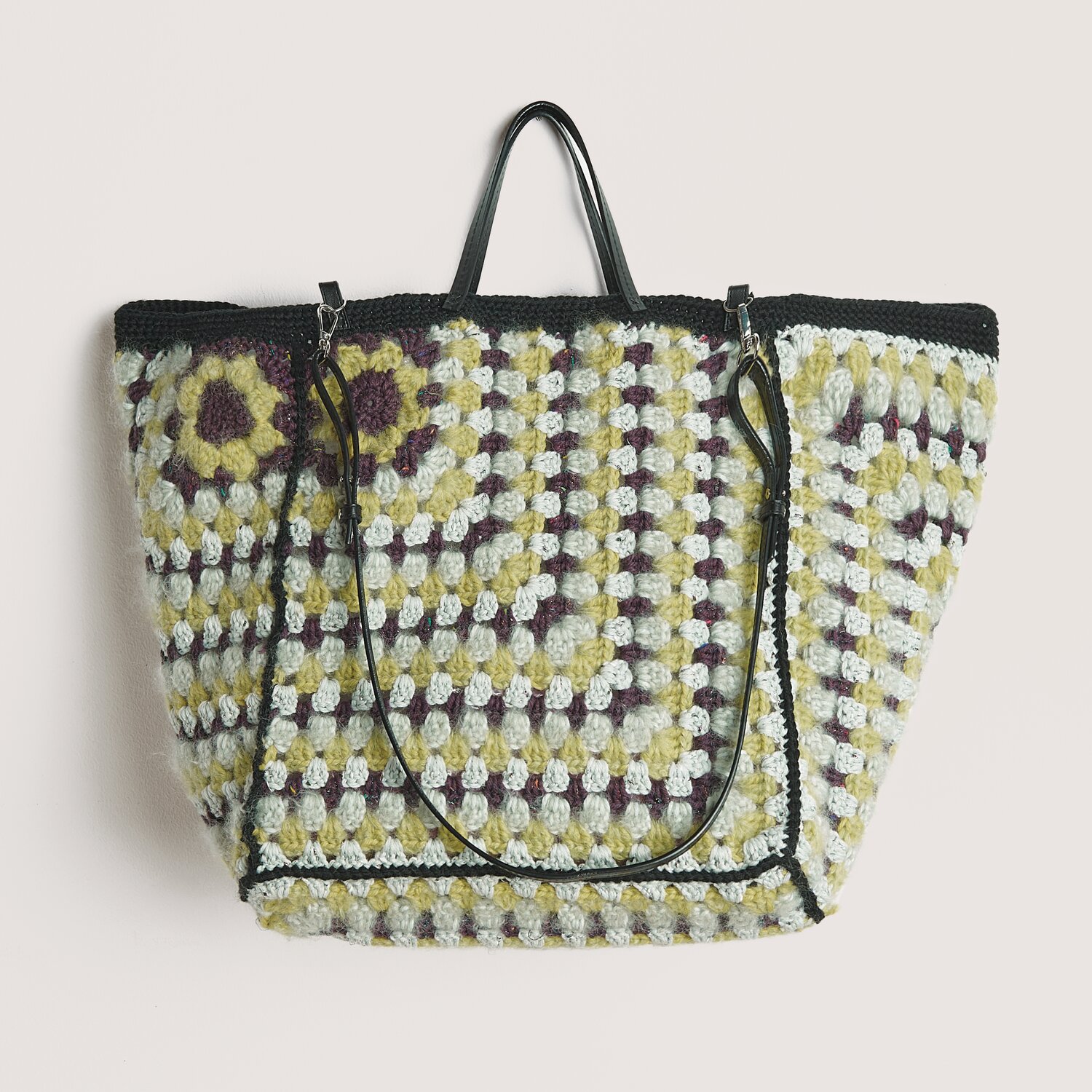 Häkelset Tasche Modell 22 mit schwarzem Rand und buntem Muster aus Rico Design Wolle.