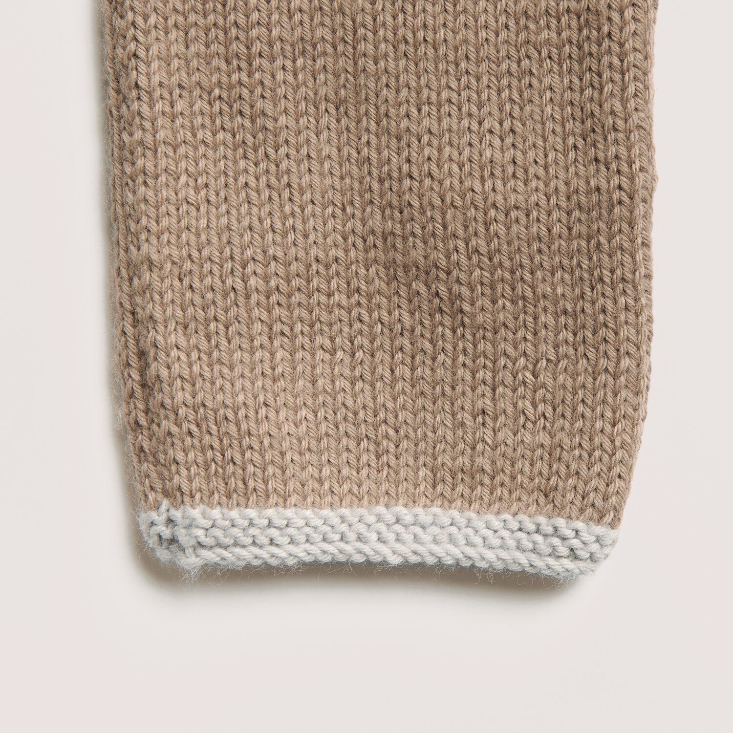 Rico Baby 042: Strickprobe in Nougat mit silbergrauem Rand, weiche Textur, ideal für Babybekleidung.