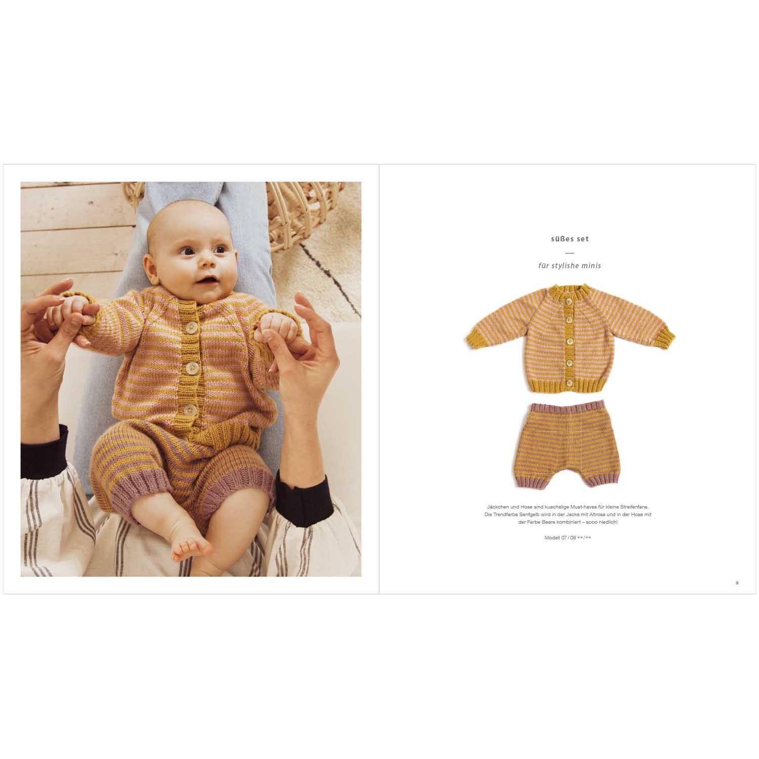 Rico Baby Heft Nr.26 zeigt ein Baby in einem gestreiften Strickset in warmen Erdtönen von Rico Design.