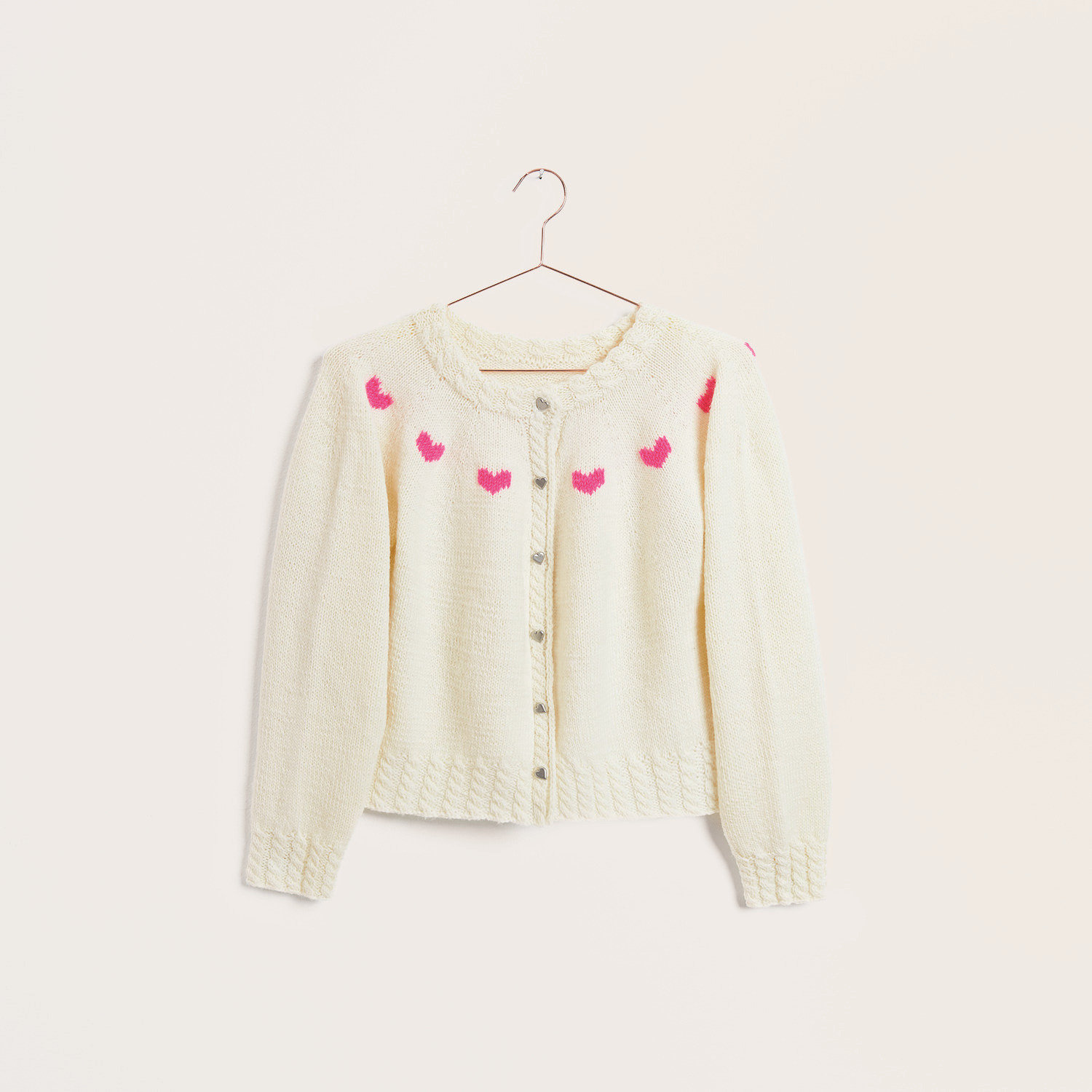 Strickset Cardigan Modell 17 aus Trachtenbuch I mog di, cremefarbener Cardigan mit neon-pinken Herzmotiven und Trachtenknöpfen.