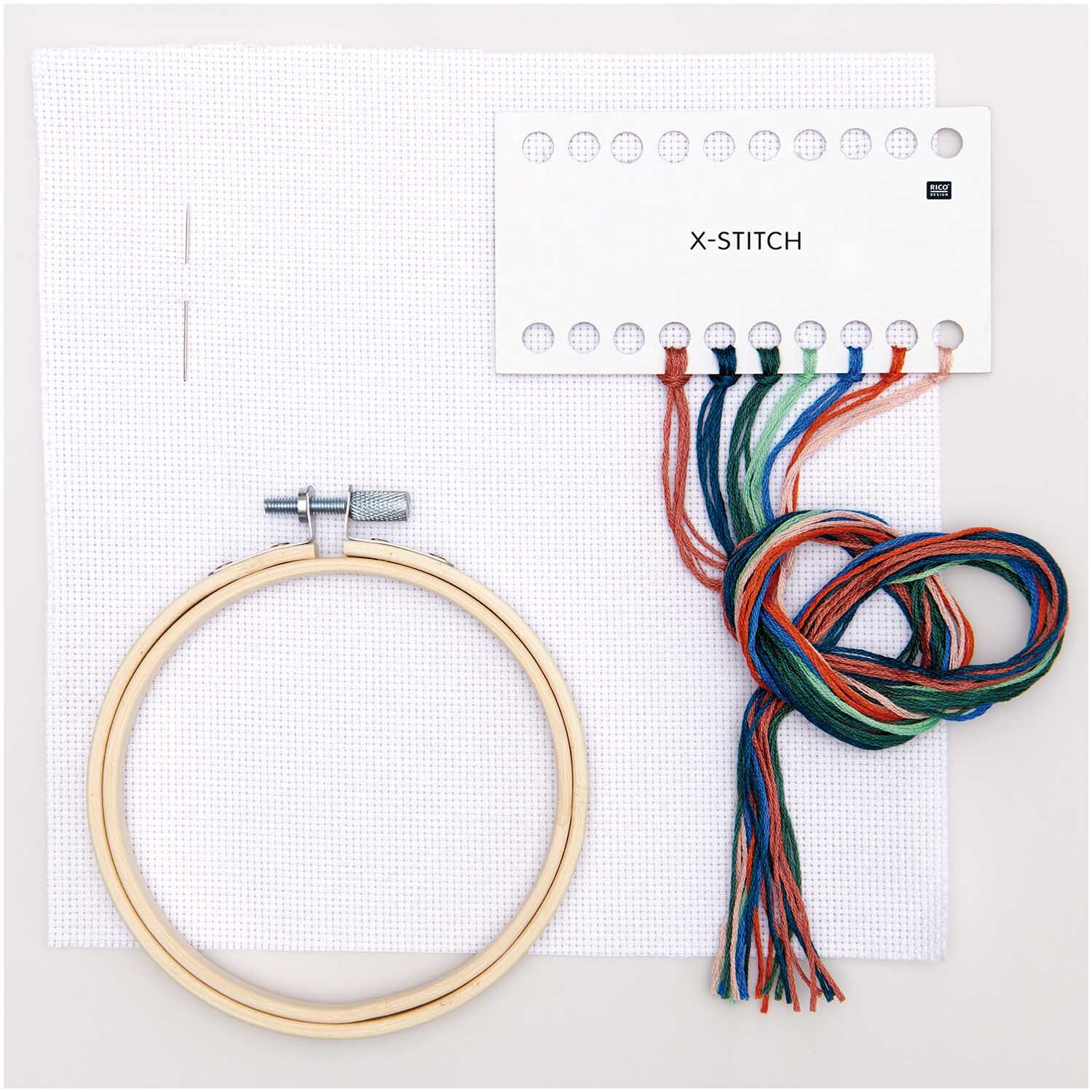Stickpackung Mini Kit Strelitzie Bild Ø 10cm mit bunten Garnen und Stickrahmen von Rico Design.