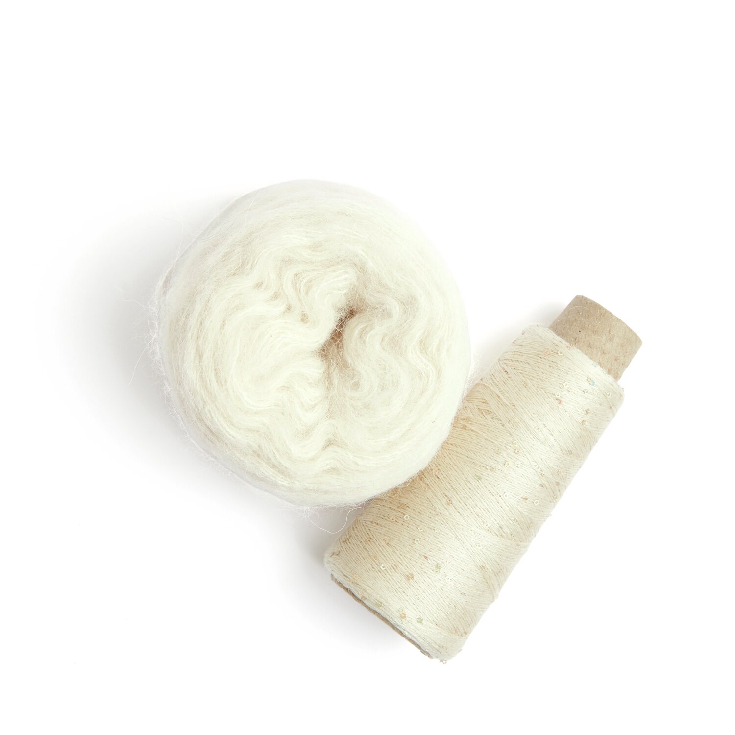 Made by Me No. 20 Frühjahr-Sommer: Cremefarbene Wolle und Garnrolle aus Baby Alpaca und Seide von Rico Design.