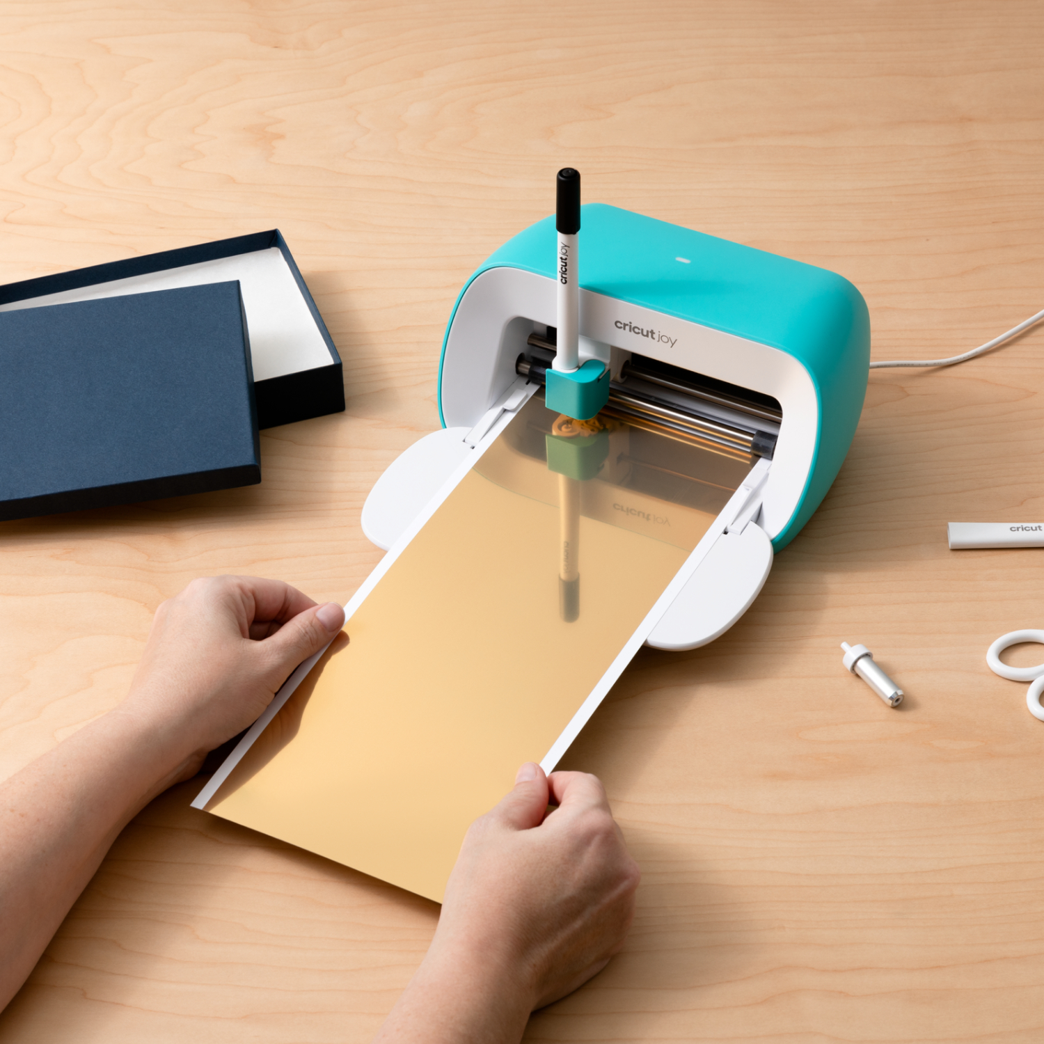 Joy Smart Vinyl Permanent Writable wird in einem türkisfarbenen Cricut-Gerät verarbeitet.