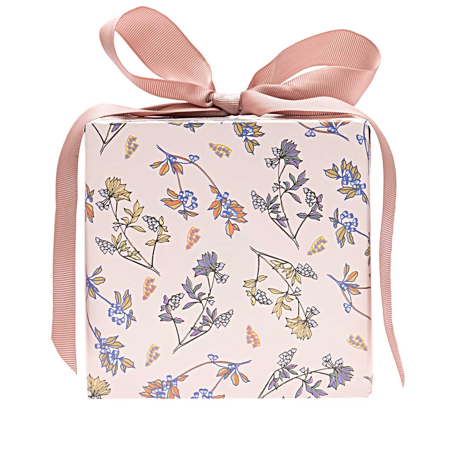 Paper Poetry Geschenkpapier mit Blumenmuster in Rosa, dekoriert mit einer Schleife, von Rico Design.