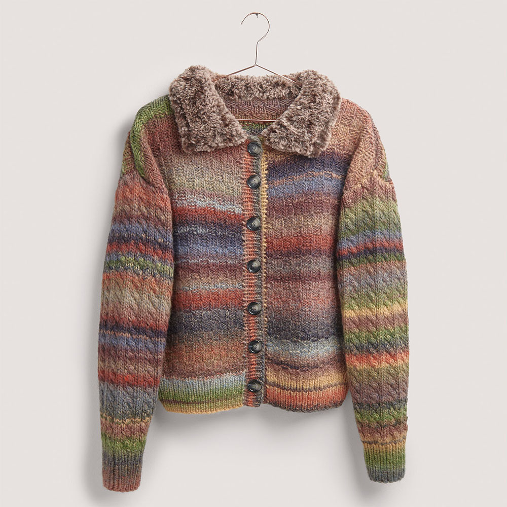 Strickjacke mit Kragen auf grauem Hintergrund – zum Strickset