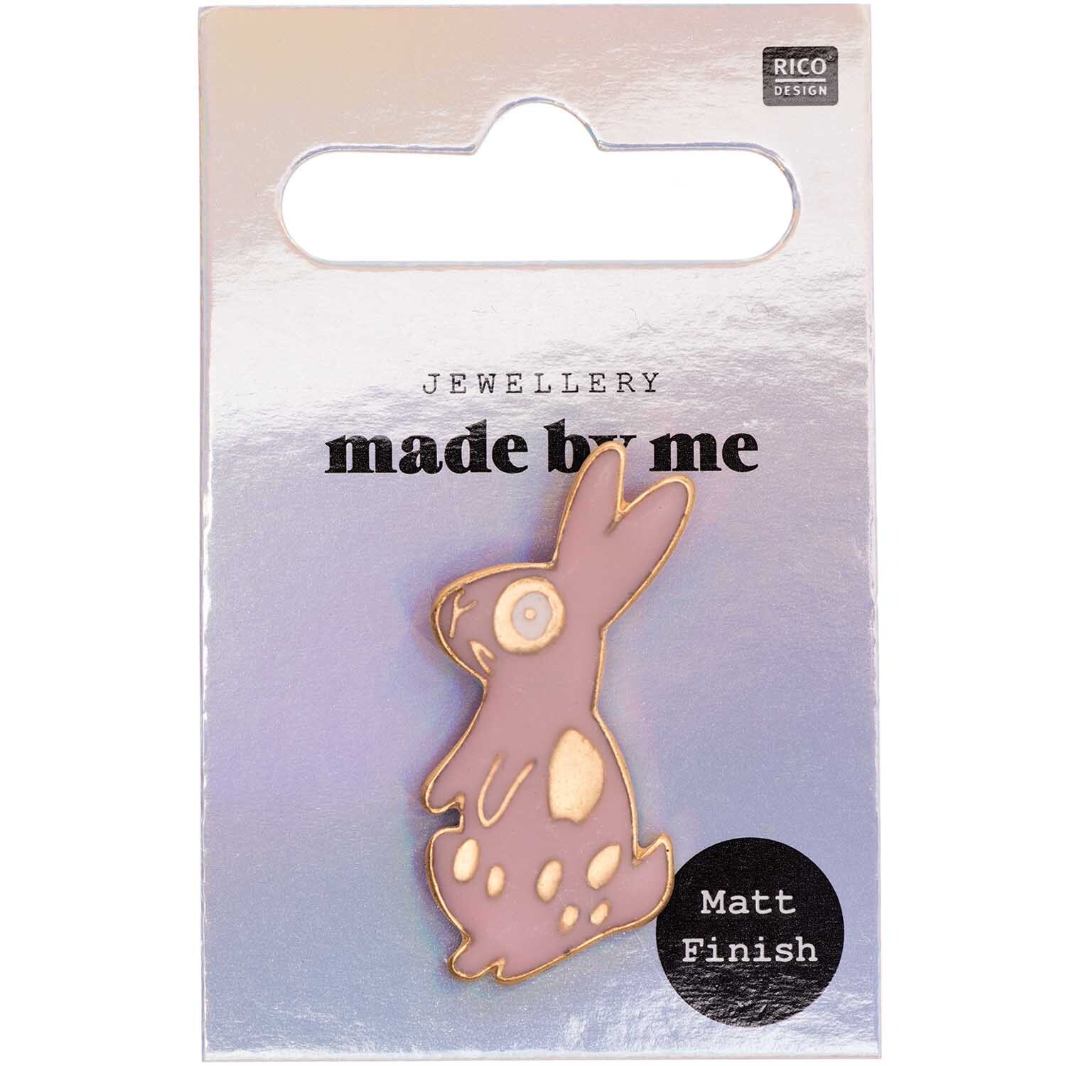 Pin Hase 19x36mm: Ein rosa Hase-Pin von Rico Design auf einer Schmuckkarte mit Matt-Finish.