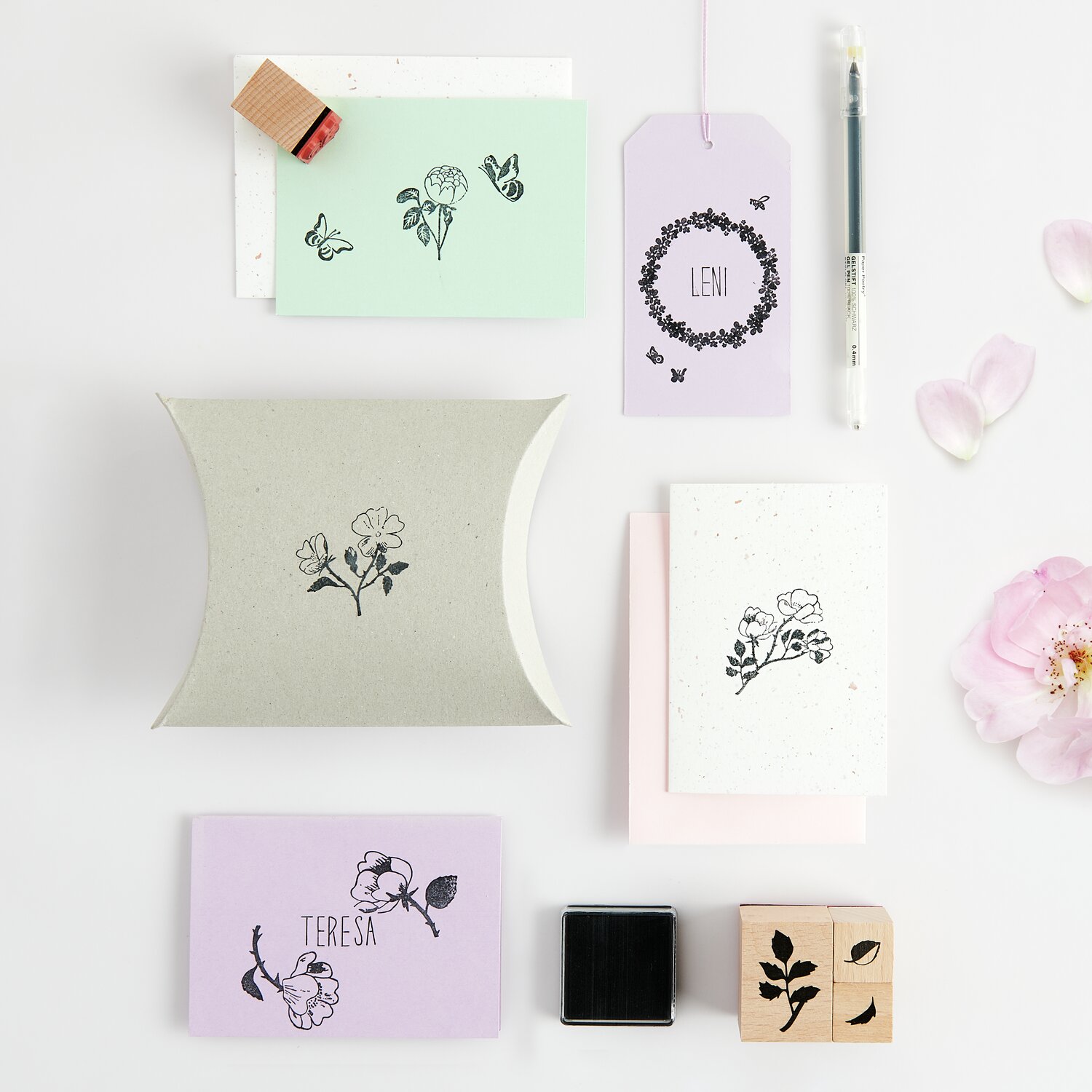 Paper Poetry Stempelset La Vie en Rose Roses: Kreatives Set mit floralen Stempeln, ideal für DIY-Projekte. Enthält 16 Teile in sanften Pastelltönen.