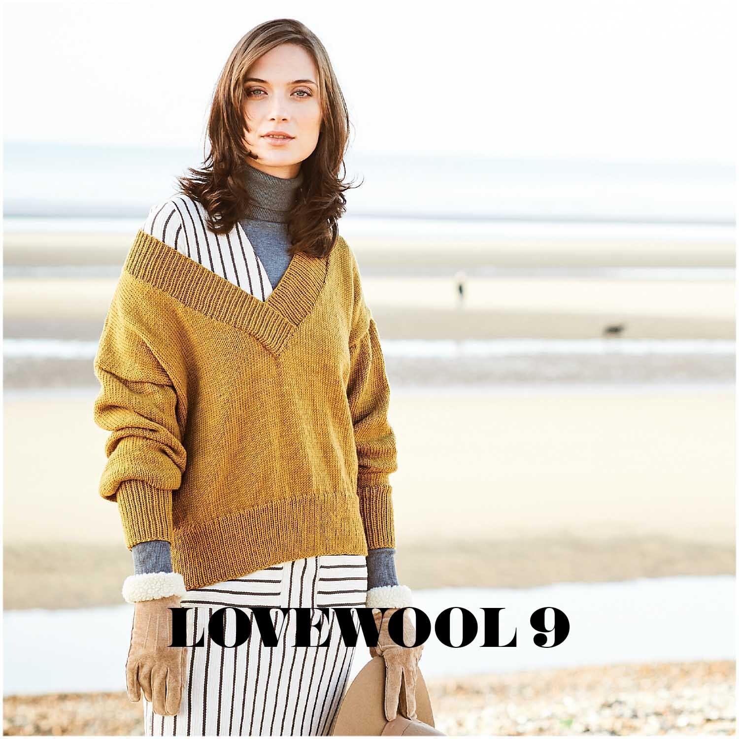 Essentials Merino dk: Frau am Strand in senfgelbem Pullover von Rico Design, stilvoll und warm.