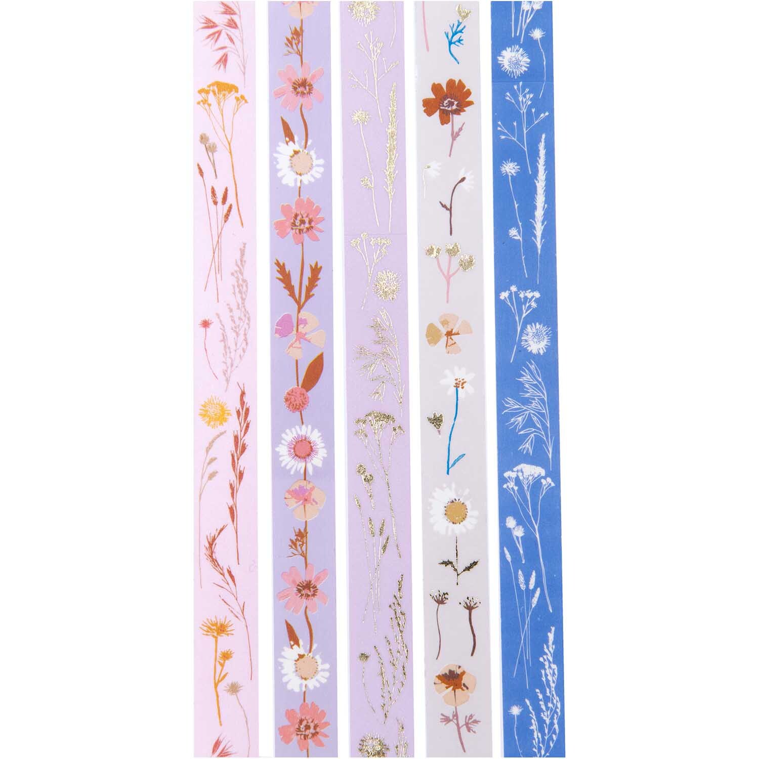 Paper Poetry Tape Set Trockenblumen: Fünf dekorative Klebebänder mit floralen Mustern in Pastelltönen und Blau von Rico Design.