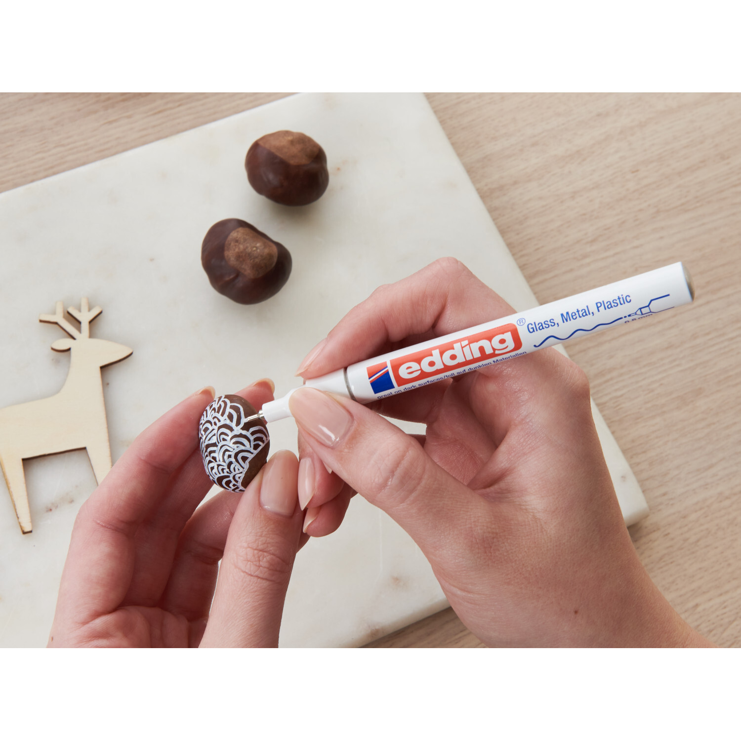 780 Glanzlackmarker verziert eine Kastanie mit weißem Muster. Perfekt für kreative Projekte.