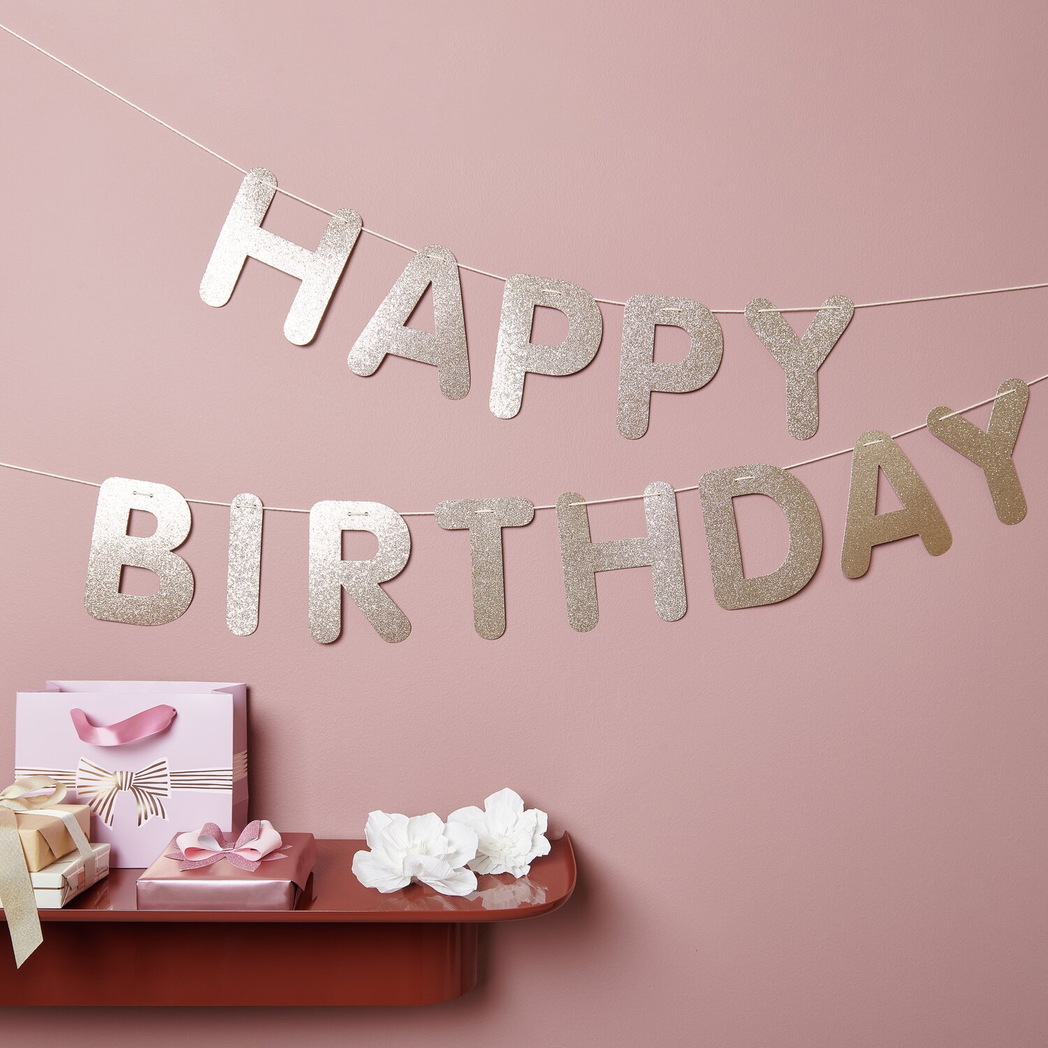Paper Poetry Girlande Happy Birthday Glitter in funkelndem Gold von Rico Design, ideal für Geburtstagsfeiern.