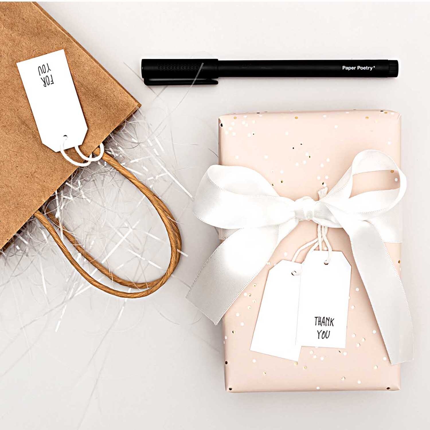 Paper Poetry Papieranhänger weiß 24 Stück: Geschenkverpackung mit Anhängern und Stift. Elegantes Design für besondere Anlässe.