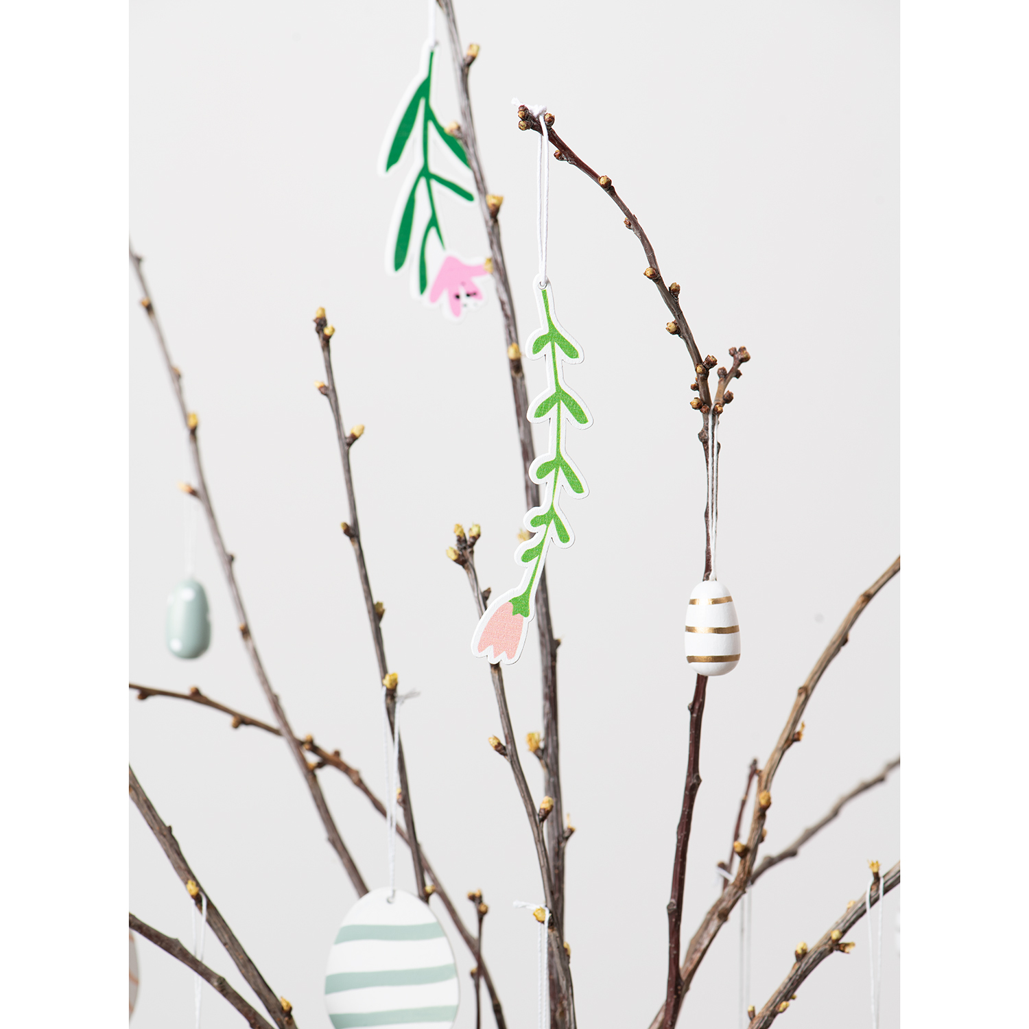 DIY Set Osterdeko bunt: Zweige mit hängenden Eiern und Blumen von Rico Design, ideal für Frühlingsdekorationen.