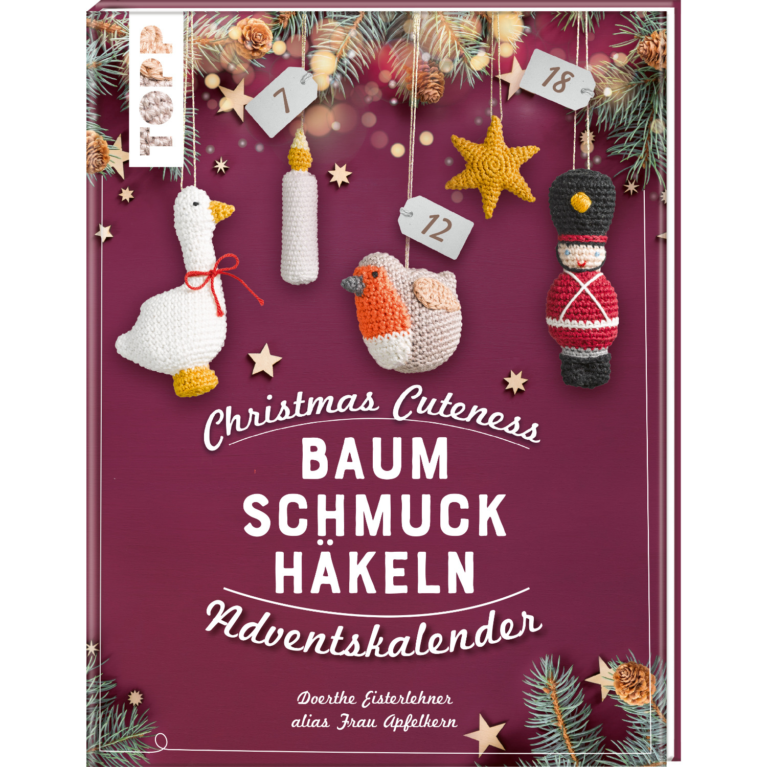 Christmas Cuteness. Baumschmuck häkeln - Adventskalender: Häkelfiguren als Baumschmuck vor einem weihnachtlich dekorierten Hintergrund.