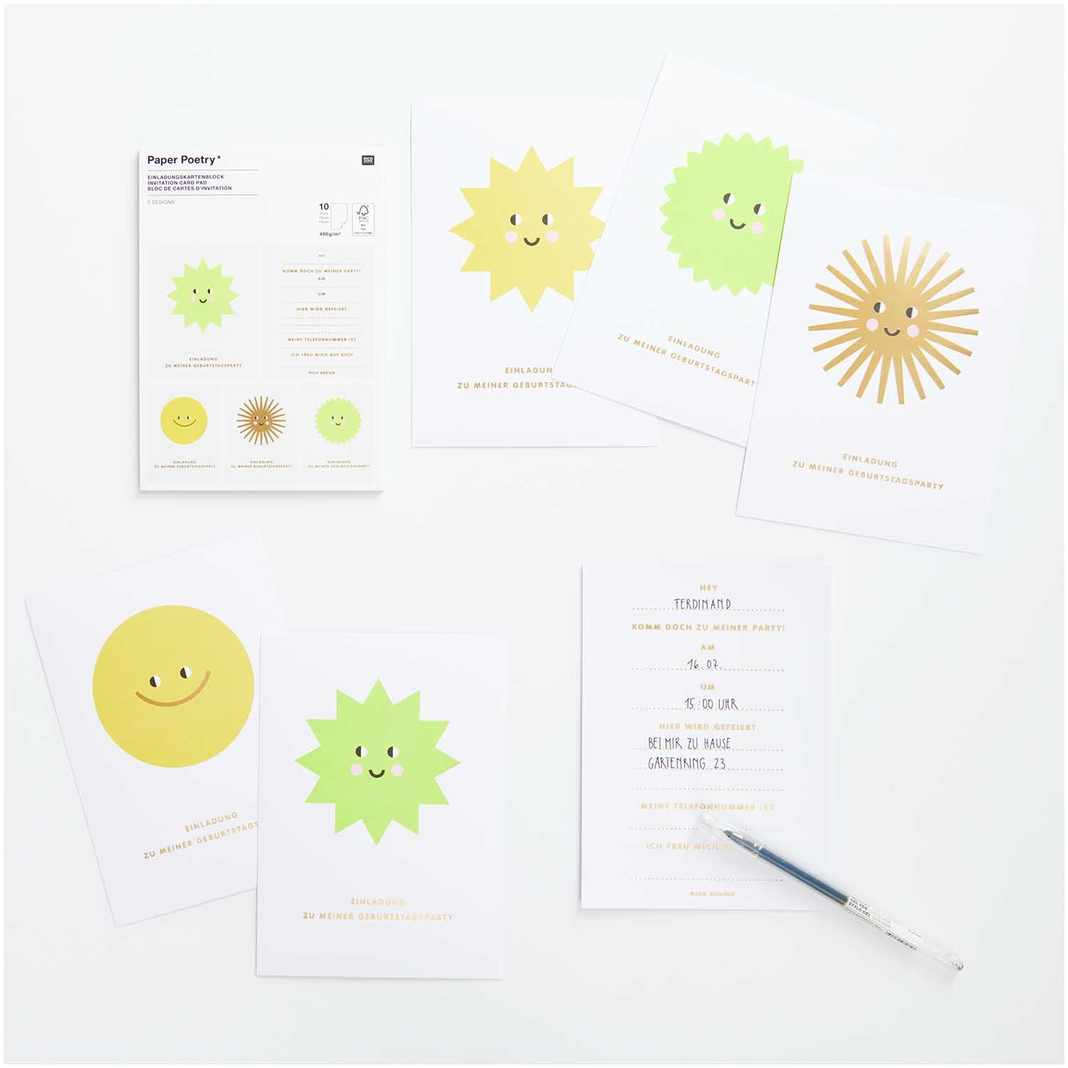 Paper Poetry Einladungskarten Happy Birthday, 10-teilig, mit fröhlichen Sonnenmotiven in Gelb und Grün von Rico Design auf einem Tisch arrangiert.