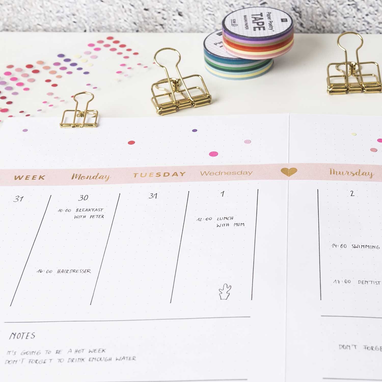 DIY Set Bullet Journal von Rico Design mit Kalenderseiten, goldenen Clips und buntem Washi Tape. Perfekt für kreative Planung.