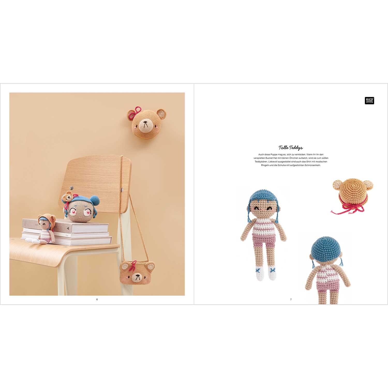 Ricorumi Crochet Your Character deutsch: Zwei gehäkelte Puppen mit blauen Mützen und Bärenaccessoires von Rico Design auf einem Stuhl.