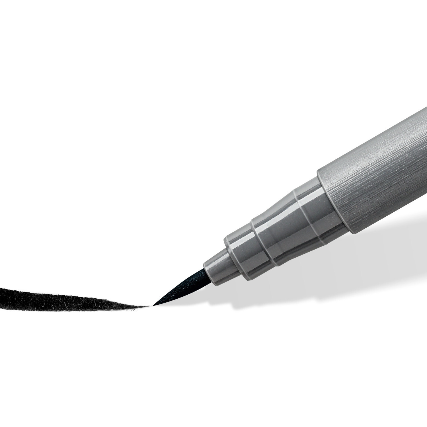 Pigment Brush Pen Grautöne Set: Detailaufnahme einer schwarzen Pinselspitze, ideal für präzises Zeichnen.