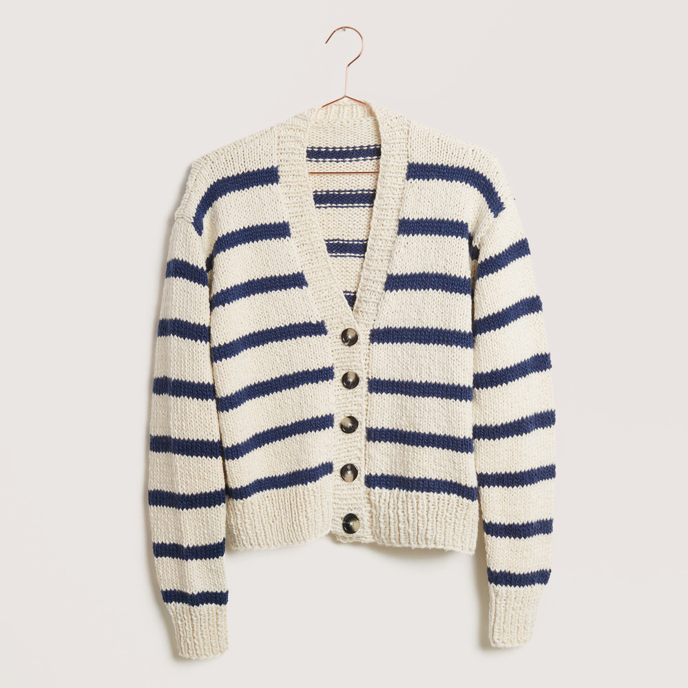 Gestreifte Strickjacke auf grauem Hintergrund – zum Strickset