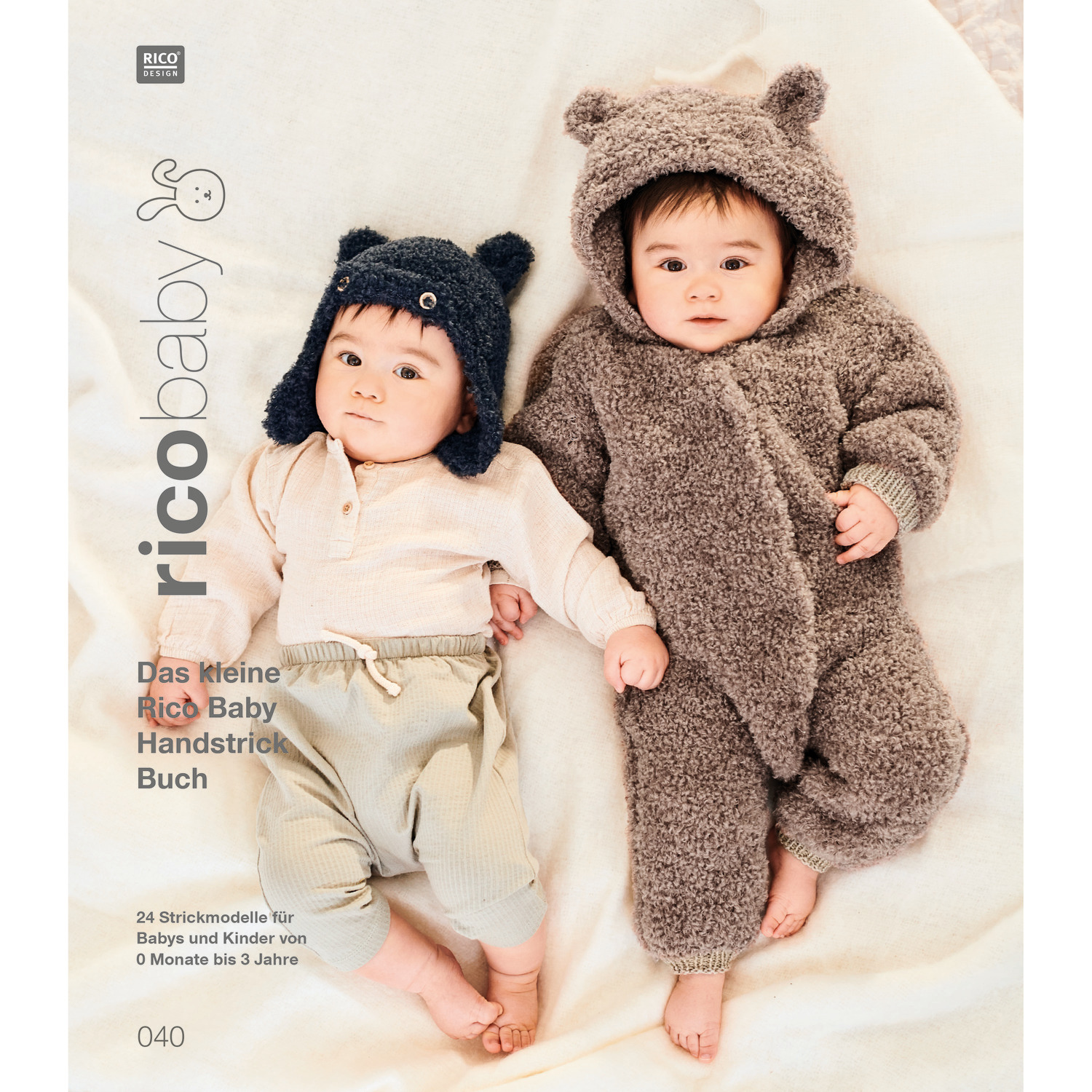 Strickset Overall Modell 22 aus Rico Baby 040: Zwei Babys in gestrickten Outfits, eines im flauschigen Overall mit Bärenohren, das andere in Mütze und Hose.