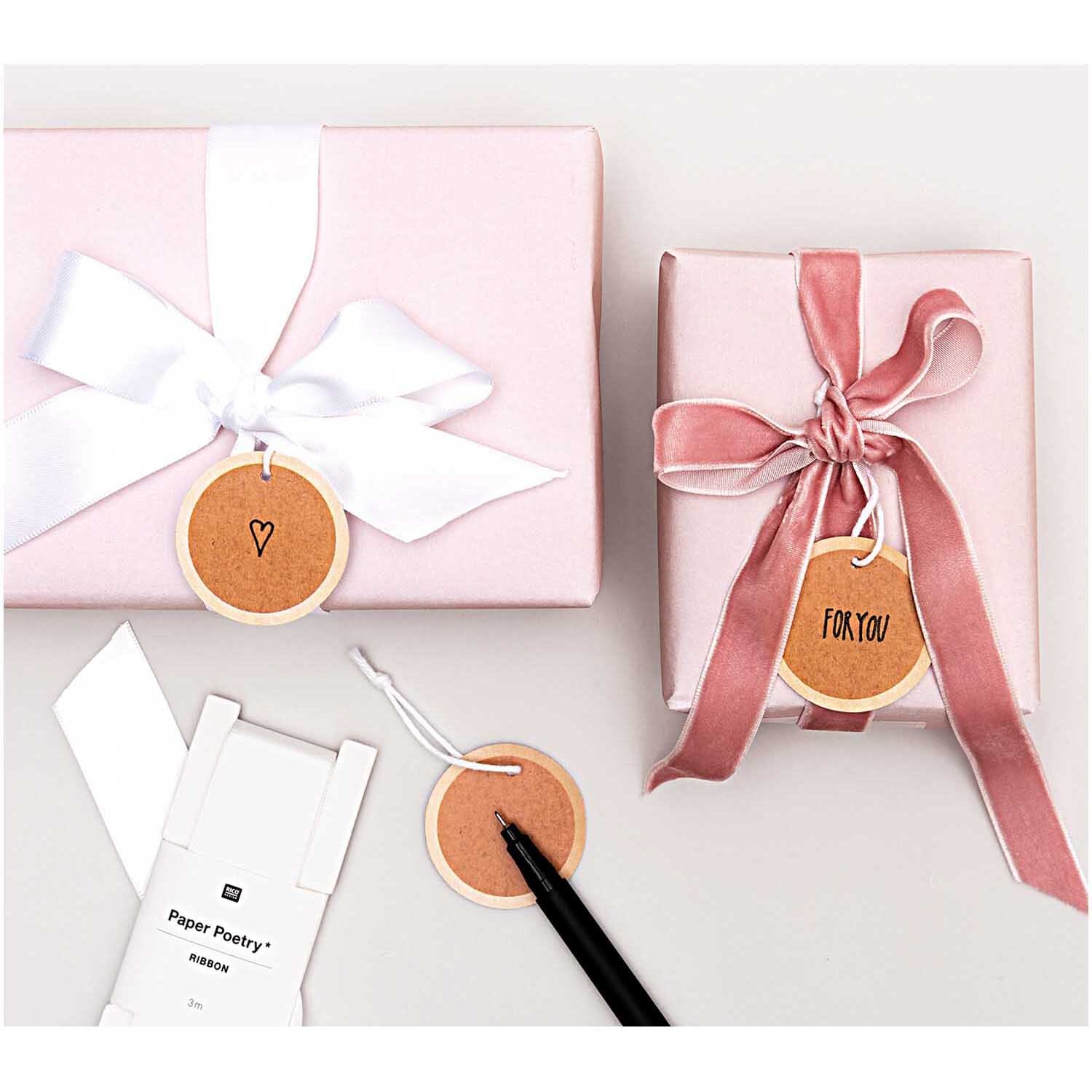 Paper Poetry Papieranhänger Kreise 4cm 24 Stück aus Kraftpapier an rosa Geschenken mit Schleifen.