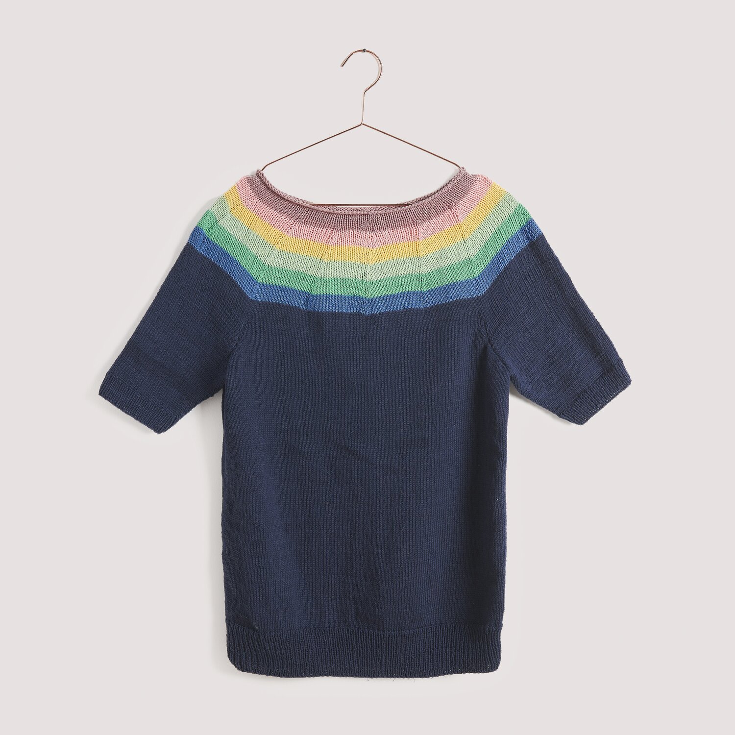 Gestricktes Top-Down-Shirt  in blau mit Regenbogen-Kragen