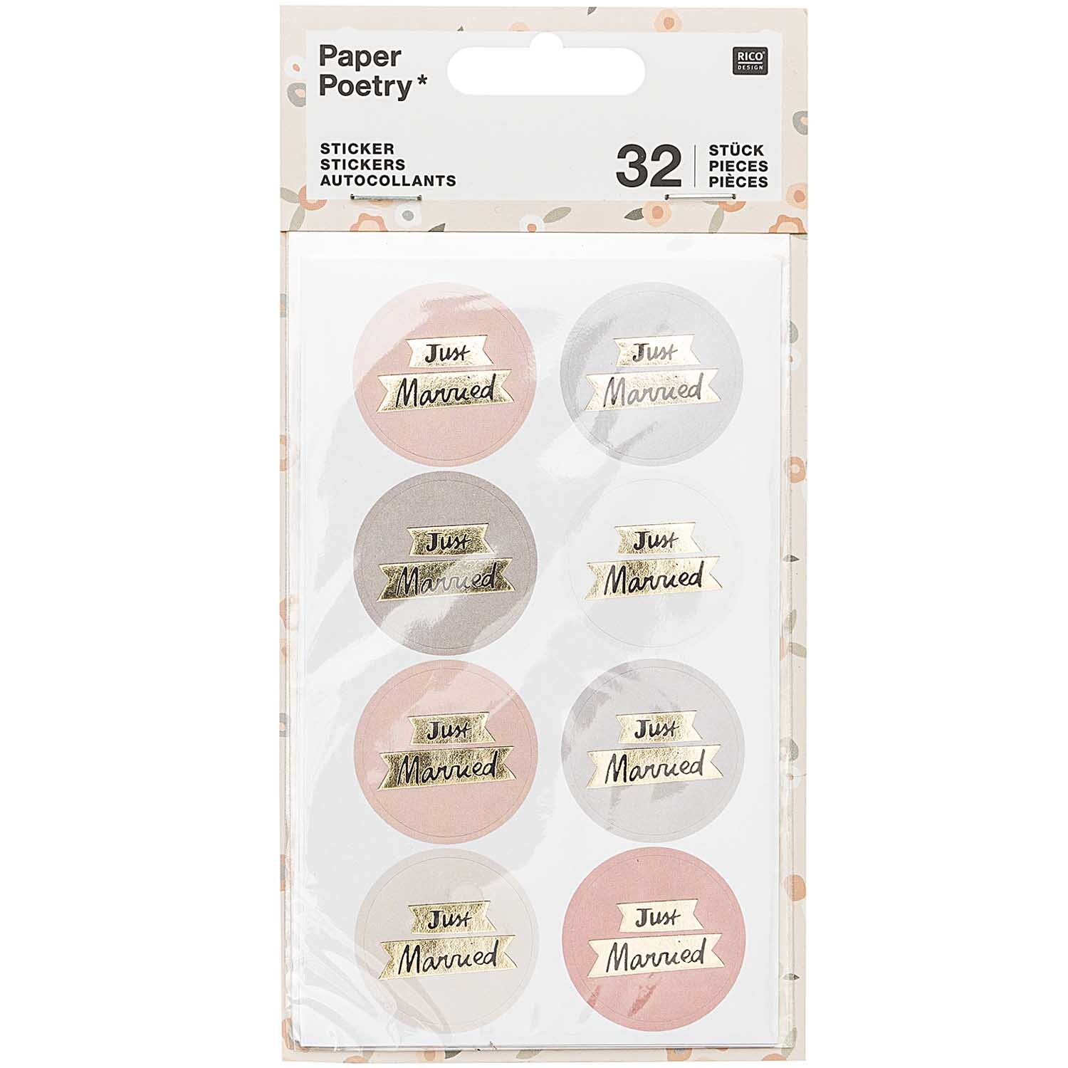 Paper Poetry Sticker Just Married auf vier Blättern in zarten Tönen von Rico Design, ideal für Hochzeitsdekorationen.