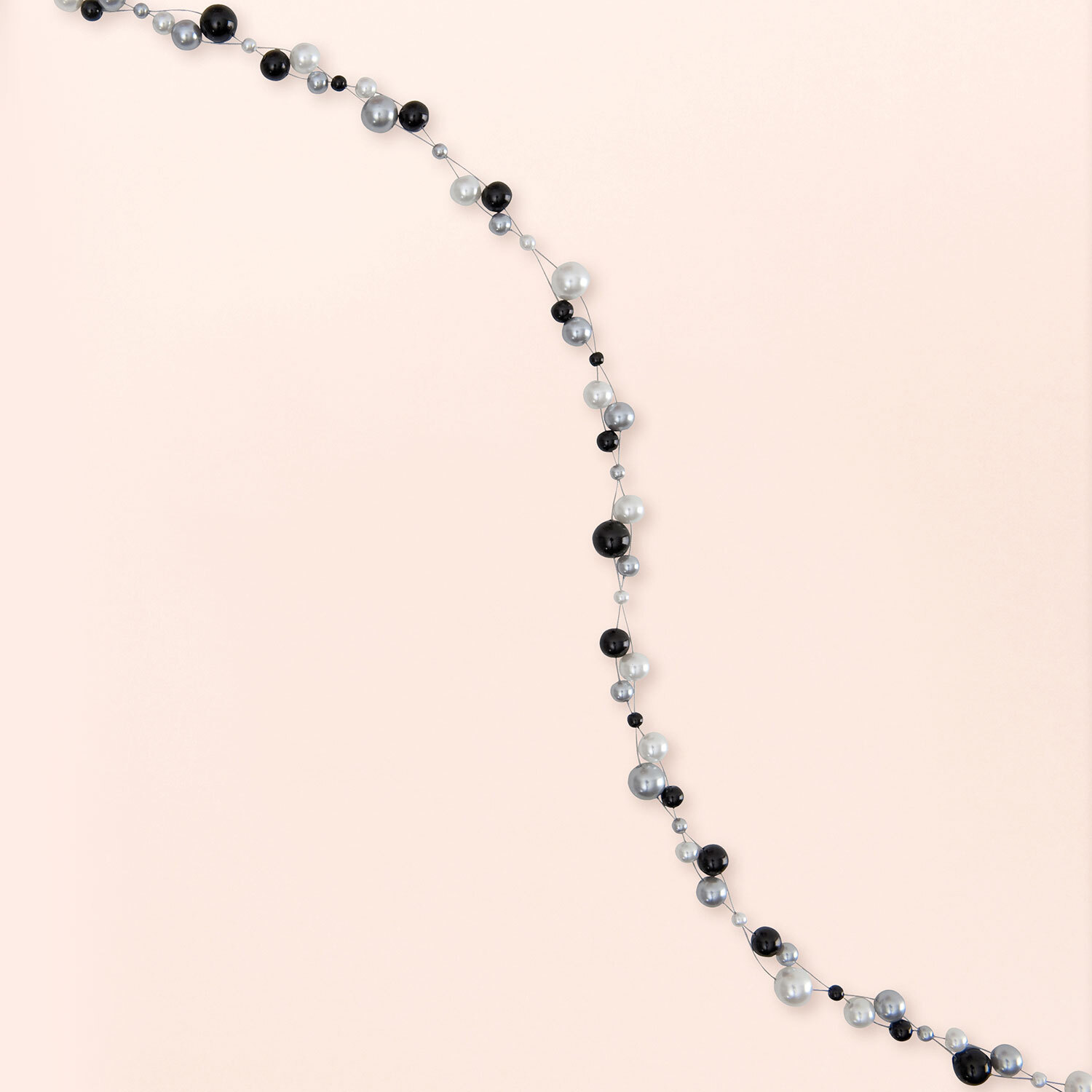 Anleitung Renaissance Perlenset Kette basteln: Schwarze und silberne Perlenkette auf hellem Hintergrund.