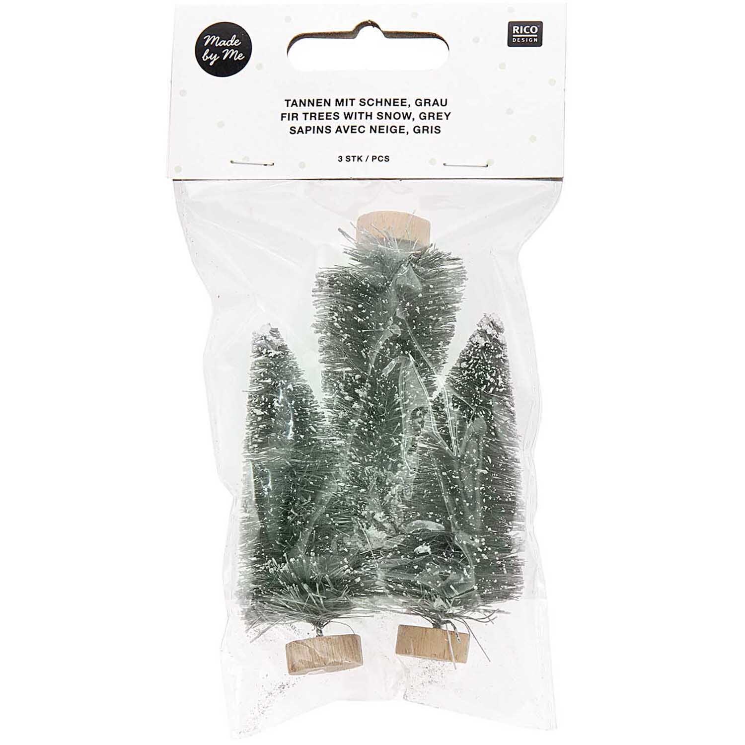 Tannen mit Schnee 7cm 3 Stück: Drei grüne Miniatur-Tannenbäume mit Schnee von Rico Design in einer Verpackung.