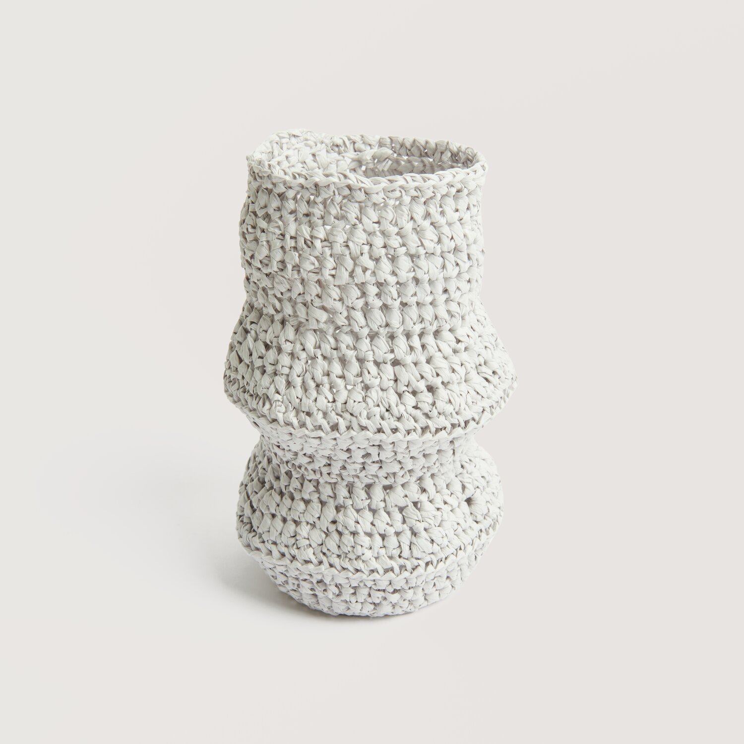 Häkelset Vase Modell 10a aus Home Special: Handgefertigte, graue Vase mit strukturierter Oberfläche. Ideal für stilvolle Wohnaccessoires.