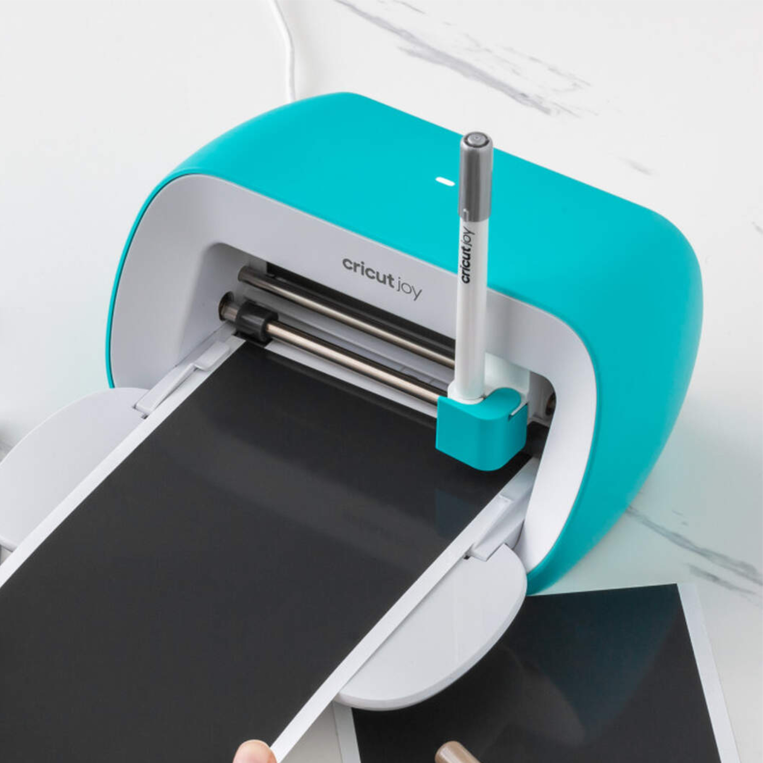Joy Smart Vinyl Permanent Writable: Ein Cricut-Gerät schneidet schwarzes Vinyl. Perfekt für kreative Projekte.