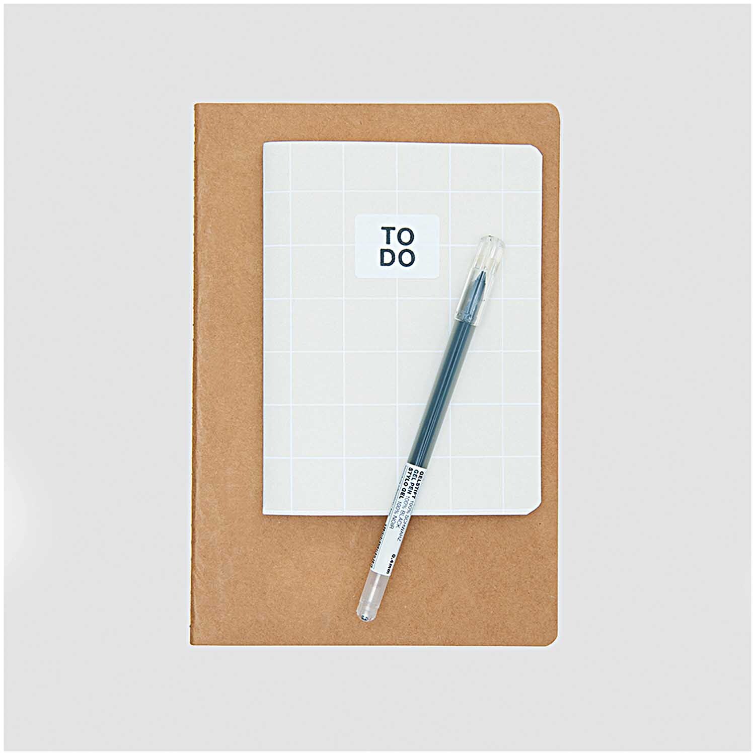 Paper Poetry 2in1 Notizbuch A6 mit 80 Blättern, braun, von Rico Design. Abgebildet mit einem Stift auf einem weißen Hintergrund.