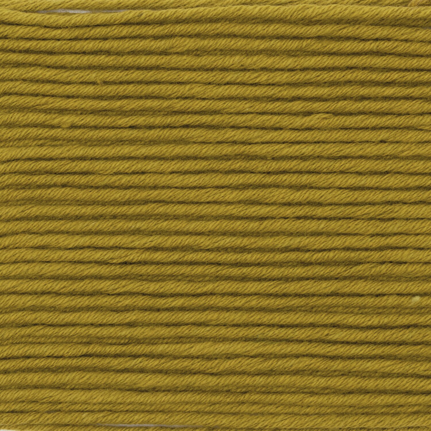 Essentials Organic Cotton aran von Rico Design in Oliv, 50g Knäuel, zeigt weiche, gleichmäßige Fäden. Ideal für nachhaltige Strickprojekte.